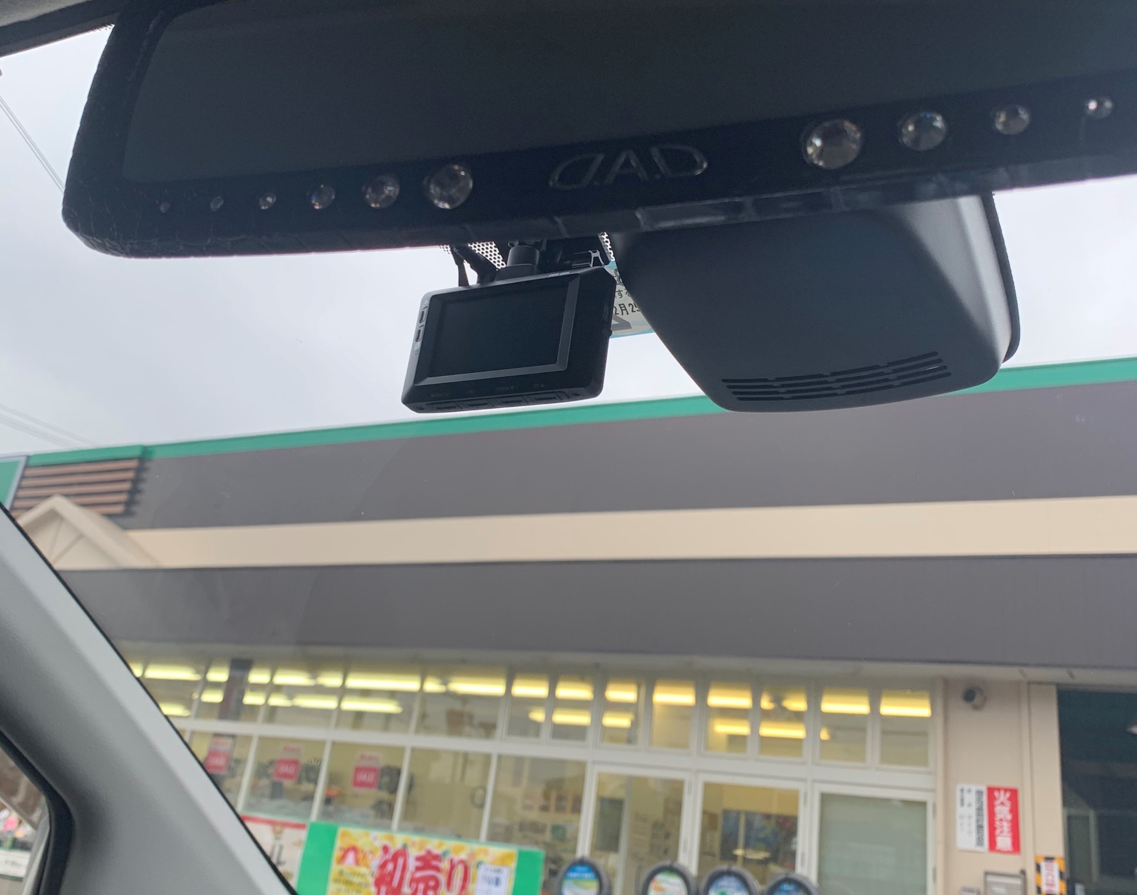 ドライブレコーダー 前後タイプ取り付け トヨタ シエンタ その他 パーツ取付 各種用品取付 サービス事例 タイヤ館 南陽 愛知県 三重県のタイヤ カー用品ショップ タイヤからはじまる トータルカーメンテナンス タイヤ館グループ