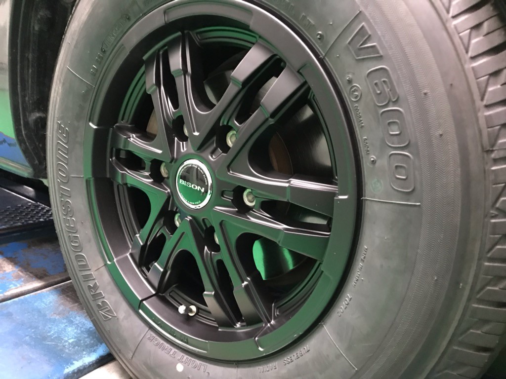 ハイエース 15インチアルミホイール＆タイヤセット取付
