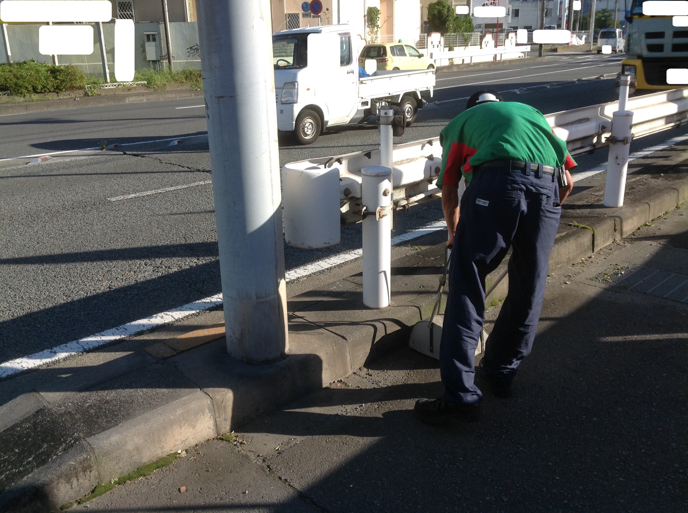 歩道の掃き掃除