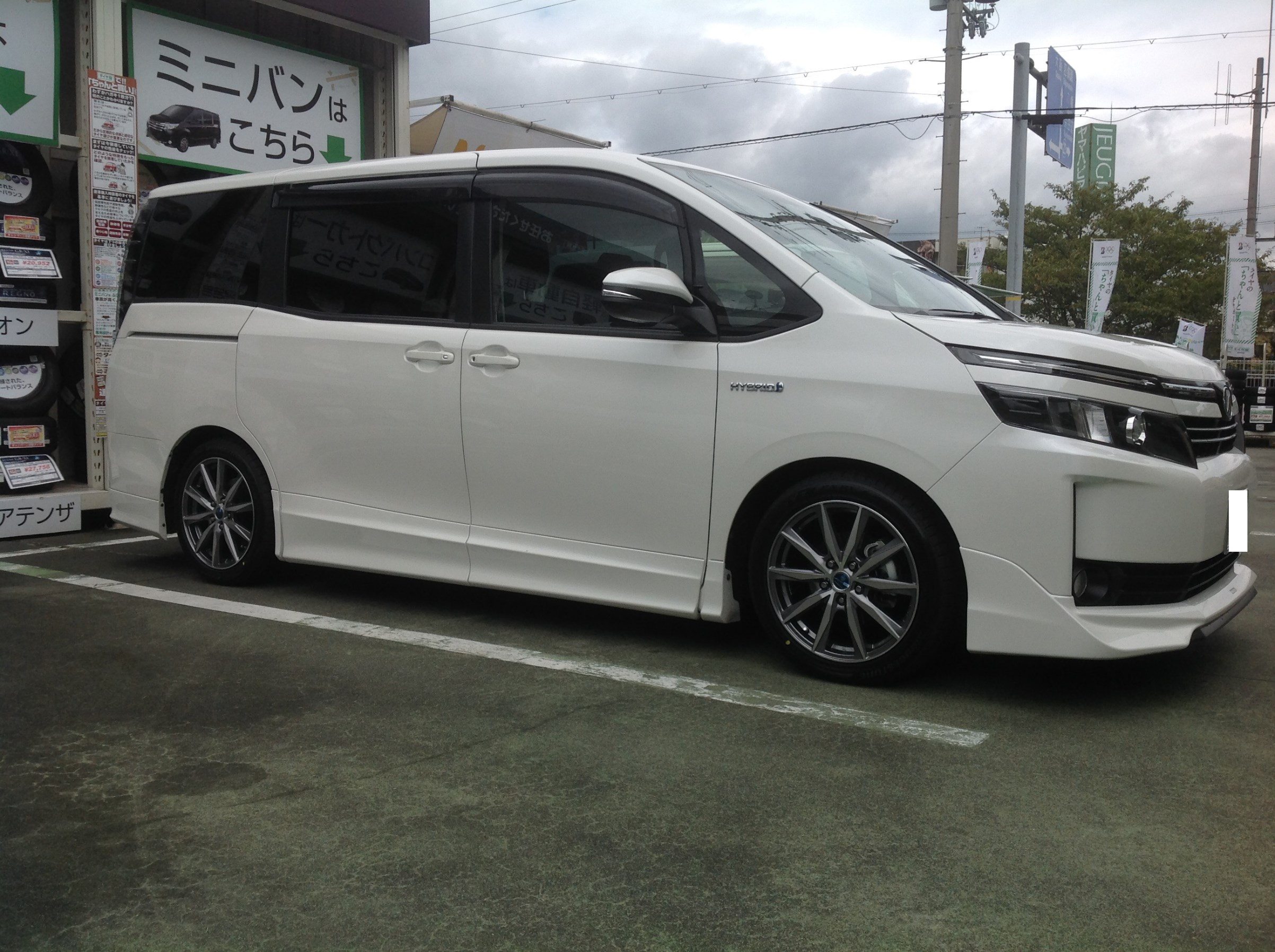 トヨタ80系ヴォクシーハイブリッド ホイールセット取付け トヨタ80系ヴォクシーハイブリッド ホイールセット取付け