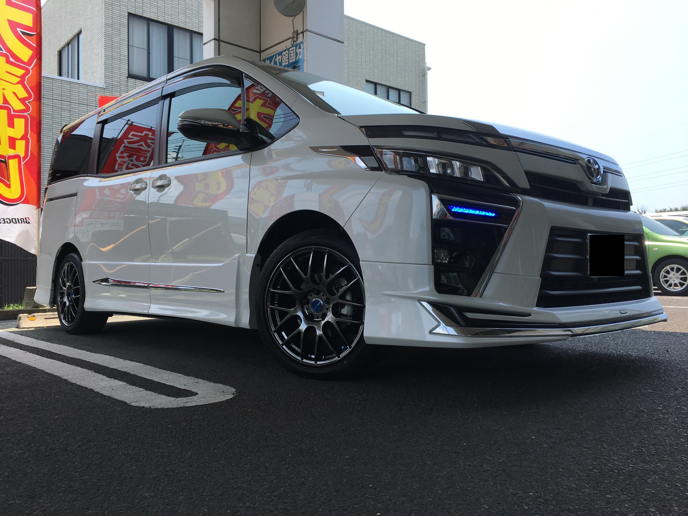 トヨタ ヴォクシー 18インチ ～ | サービス事例 | タイヤ館 国分