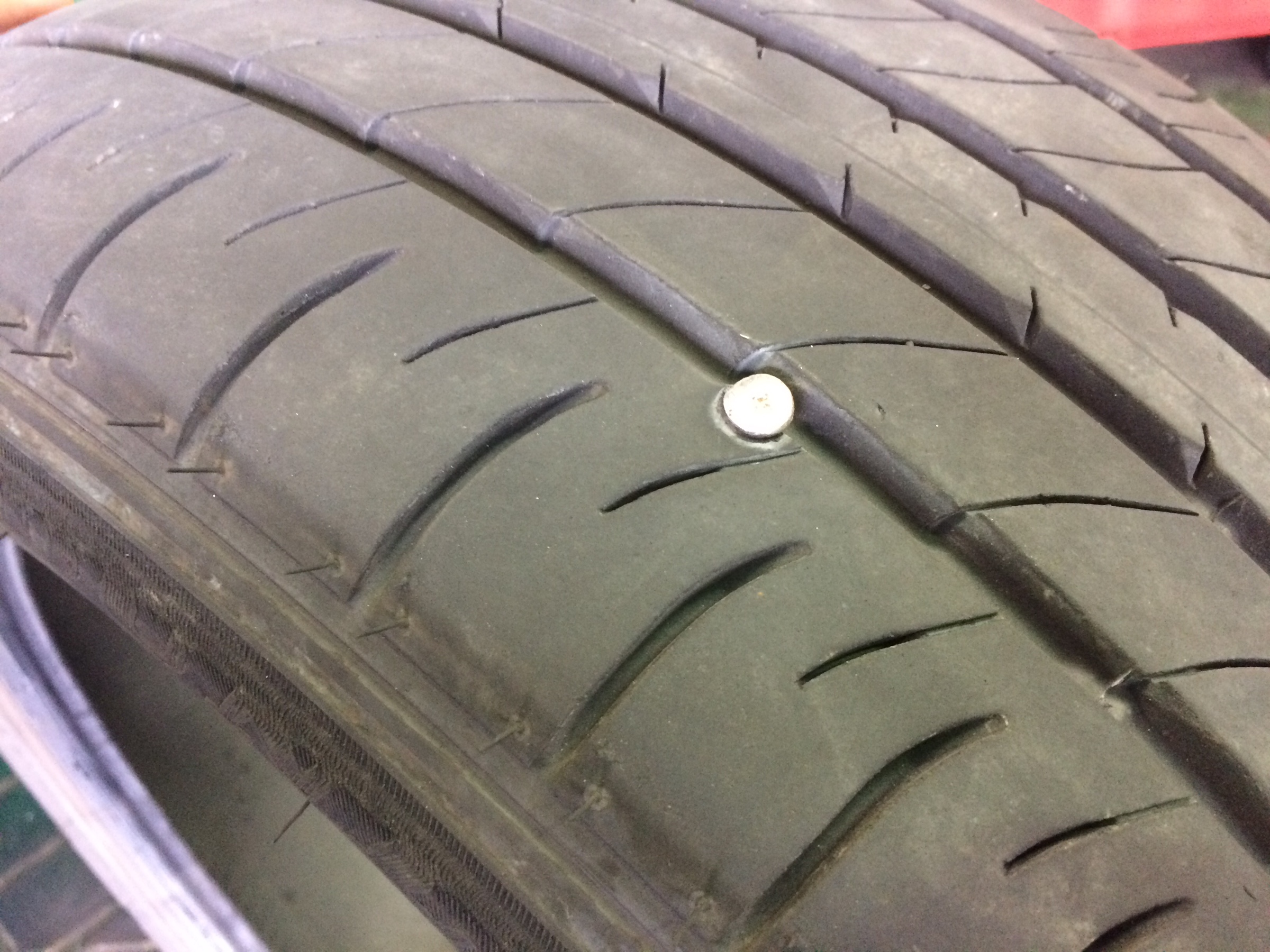 パンク修理出来ないため 新しくタイヤ交換へ スタッフ日記 タイヤ館 手稲 タイヤからはじまる トータルカーメンテナンス タイヤ館グループ