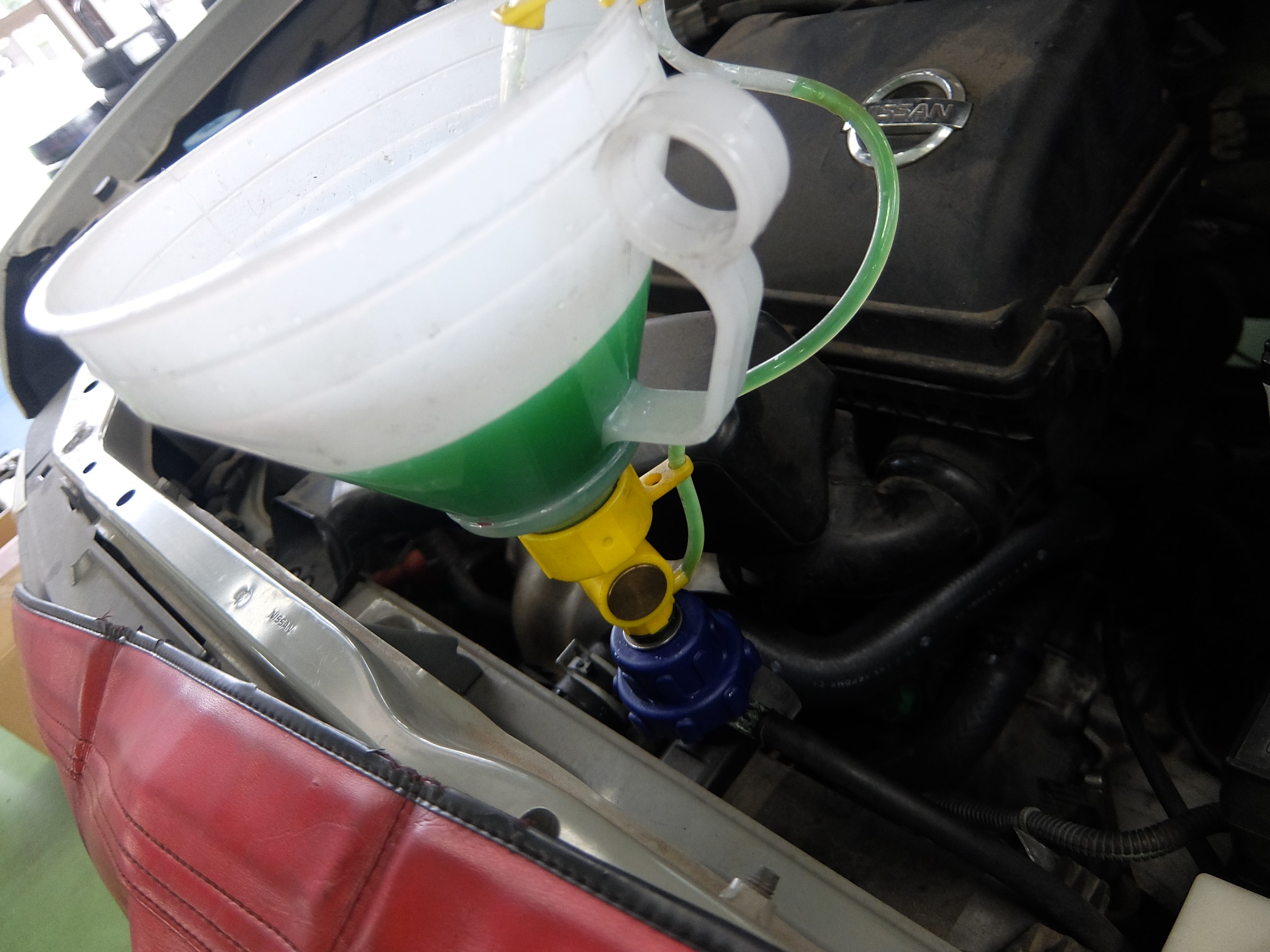 日産 キューブ Z11 冷却水漏れ修理を実施しました 日産 キューブ メンテナンス商品 オイル関連 Llc交換 サービス事例 タイヤ館 うしく上柏田 茨城県のタイヤ カー用品ショップ タイヤからはじまる トータルカーメンテナンス タイヤ館グループ