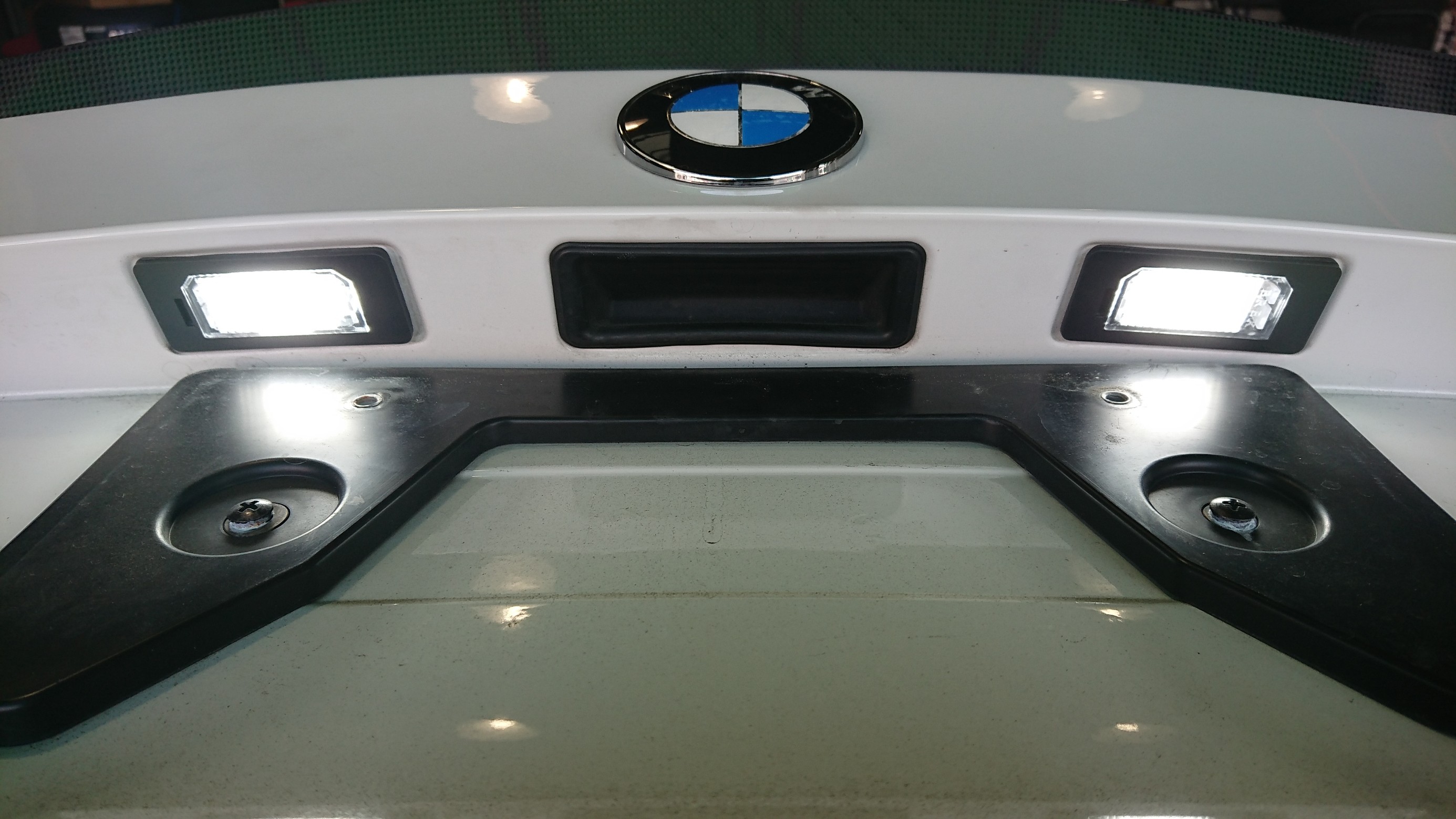 Bmw E92 M3 の ナンバー灯を 真っ白にしました Bmw M3 その他 パーツ取付 各種用品取付 技術サービス施工事例 タイヤ館 福岡東 タイヤからはじまる トータルカーメンテナンス タイヤ館グループ