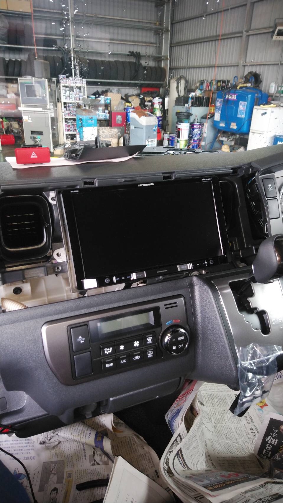 ハイエース ナビ取り付け トヨタ ハイエース Av ナビ機器 カー用品取付 Av商品取付 サービス事例 タイヤ館 勝田 茨城県のタイヤ カー用品ショップ タイヤからはじまる トータルカーメンテナンス タイヤ館グループ