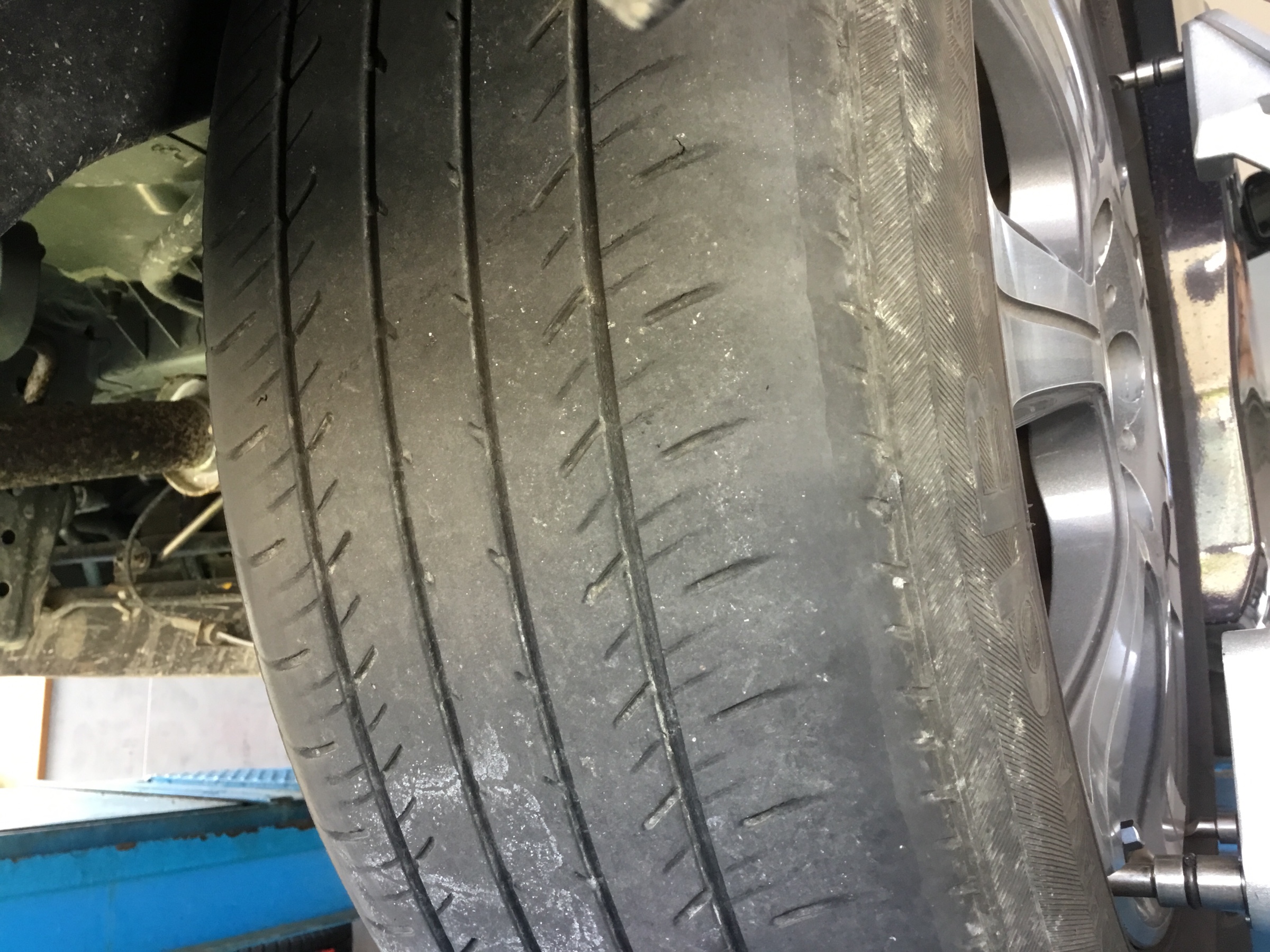 偏摩耗しているタイヤ