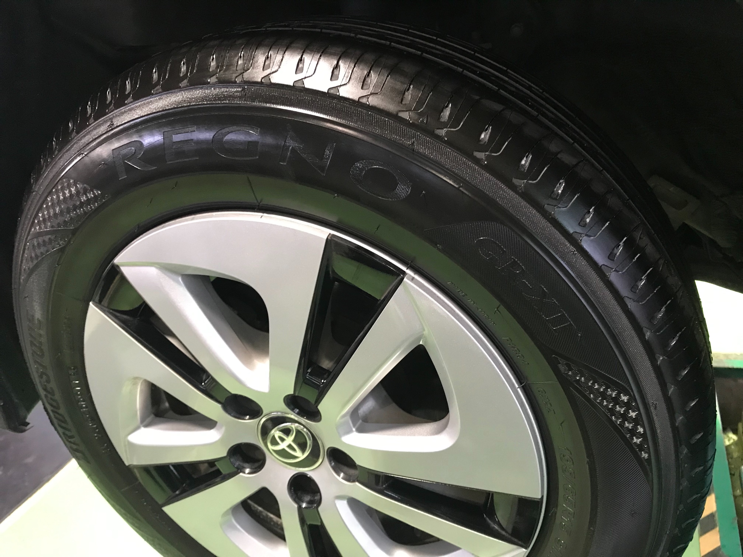 50系プリウスのタイヤ交換をしました トヨタ プリウス タイヤ タイヤ ホイール関連 タイヤ ホイール交換 技術サービス施工事例 タイヤ館 福岡東 タイヤからはじまる トータルカーメンテナンス タイヤ館グループ