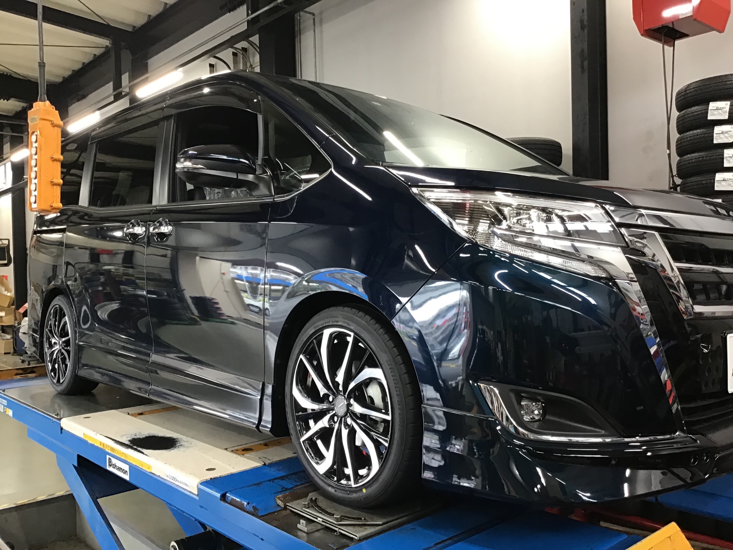 トヨタ エスクァイアに車高調 ホイール取付け トヨタ エスクァイア その他 パーツ取付 足回り関係取付 サービス事例 タイヤ館 玉川上水 東京都のタイヤ カー用品ショップ タイヤからはじまる トータルカーメンテナンス タイヤ館グループ