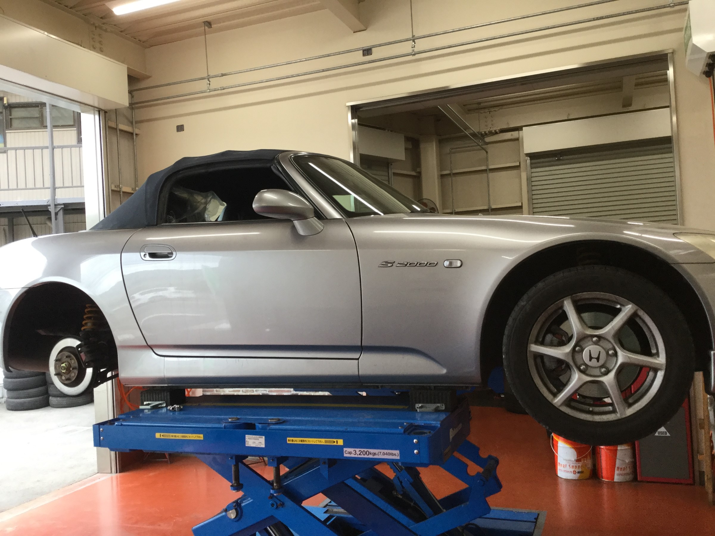 ホンダ ｓ２０００ タイヤ交換作業 ホンダ S00 タイヤ タイヤ ホイール関連 タイヤ ホイール交換 サービス事例 タイヤ館 葉山 タイヤからはじまる トータルカーメンテナンス タイヤ館グループ