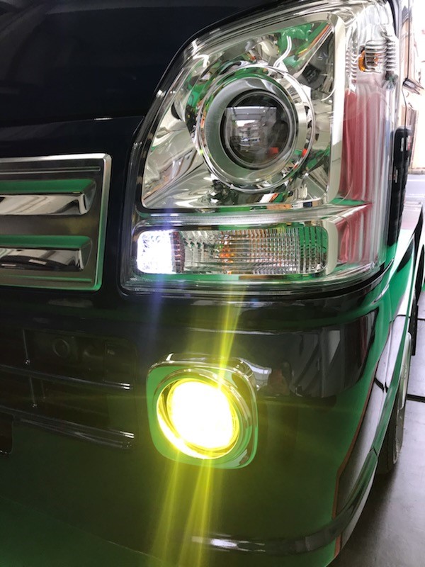 スズキの軽トラ スーパーキャリイ ライト類をLEDに交換＆ホーン交換 | スズキ キャリイ その他 外装・内装取付 > ヘッドライトバルブ交換 ブレーキ ランプ交換 ポジション球交換 ＨＩＤバルブ ＬＥＤバルブ 交換 室内灯 シートカバー フロアマット | サービス事例 | タイヤ ...