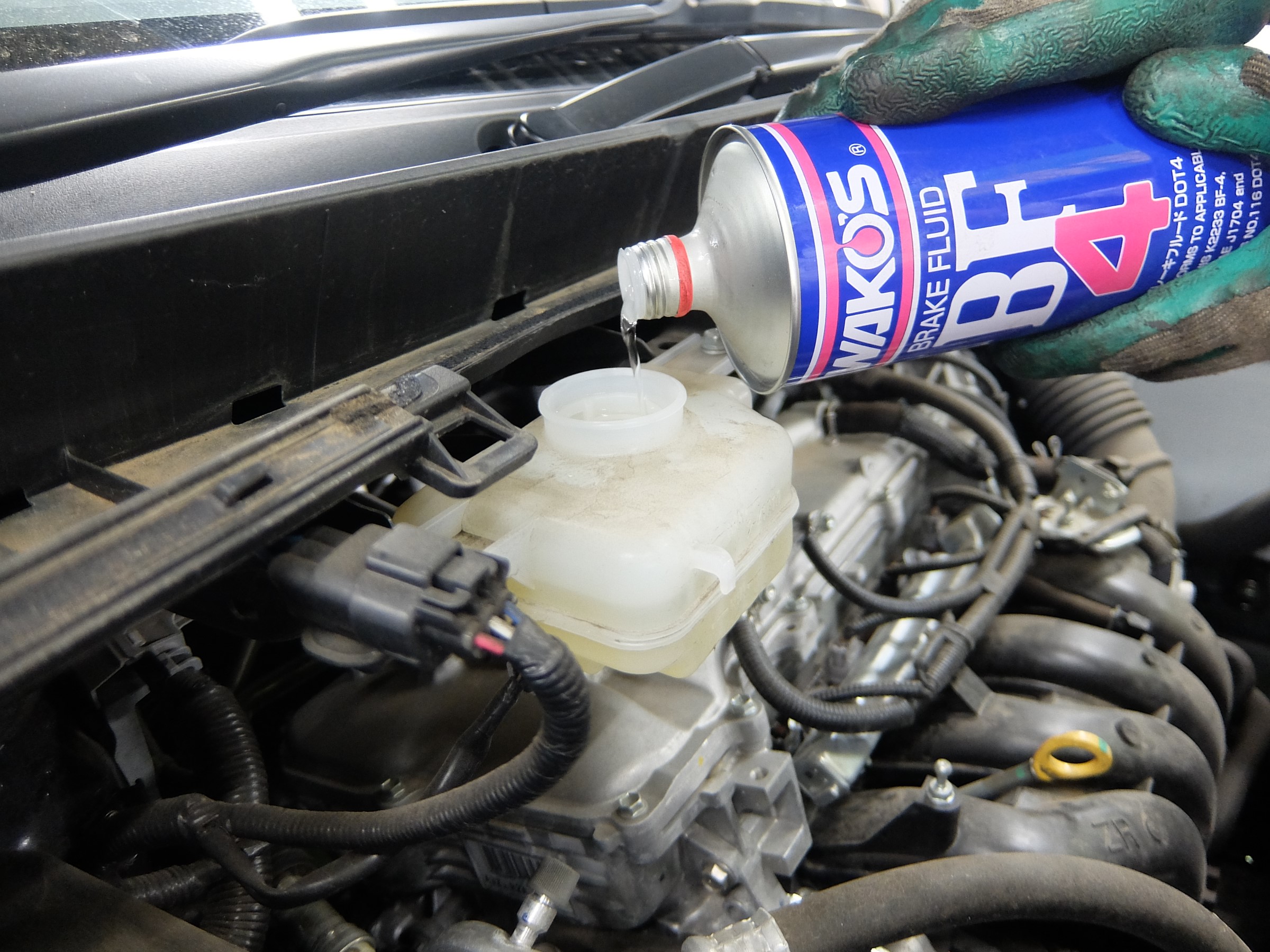 トヨタ Voxy Zrr80w ブレーキフルード交換 トヨタ ヴォクシー メンテナンス商品 その他 車検 サービス事例 タイヤ館 うしく上柏田 茨城県のタイヤ カー用品ショップ タイヤからはじまる トータルカーメンテナンス タイヤ館グループ