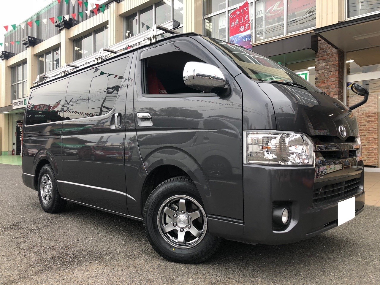 トヨタ 200系・ハイエース】タイヤ＆ホイール取付のご紹介です