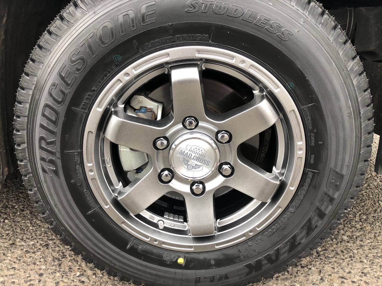 トヨタ 200系・ハイエース】タイヤ＆ホイール取付のご紹介です