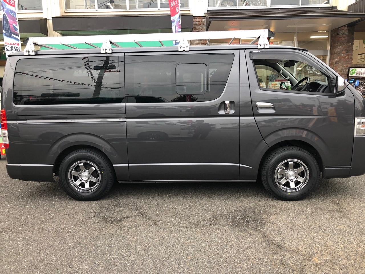 トヨタ 200系・ハイエース】タイヤ＆ホイール取付のご紹介です