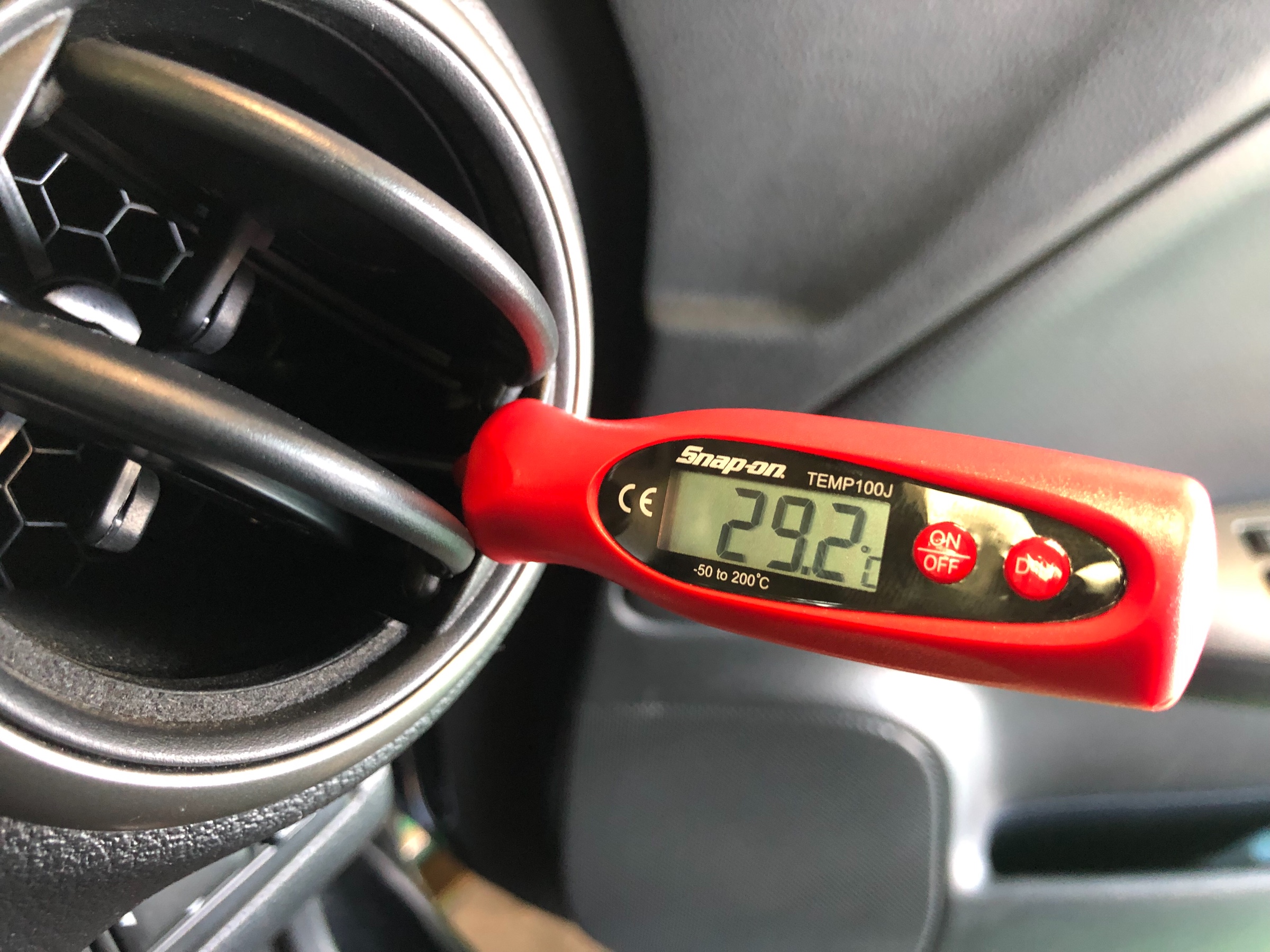 日産 ノート ニスモ のエアコンガスクリーニングをしました 日産 ノートnismo メンテナンス商品 技術サービス施工事例 タイヤ館 福岡東 タイヤからはじまる トータルカーメンテナンス タイヤ館グループ