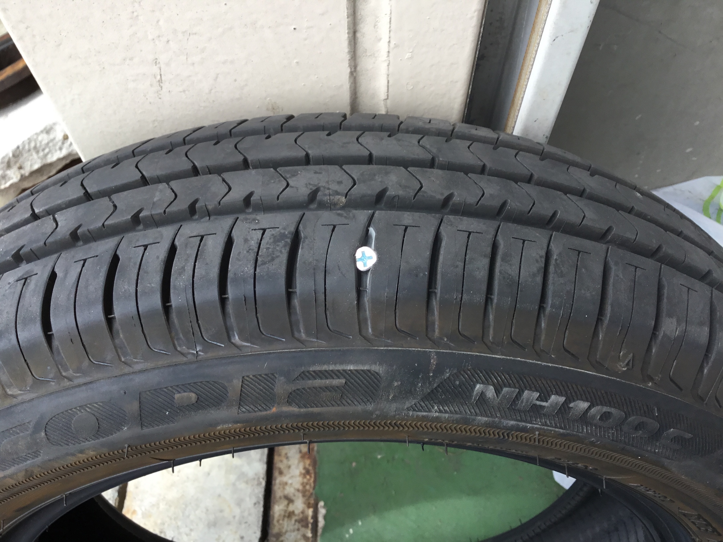 ネジが刺さってました。