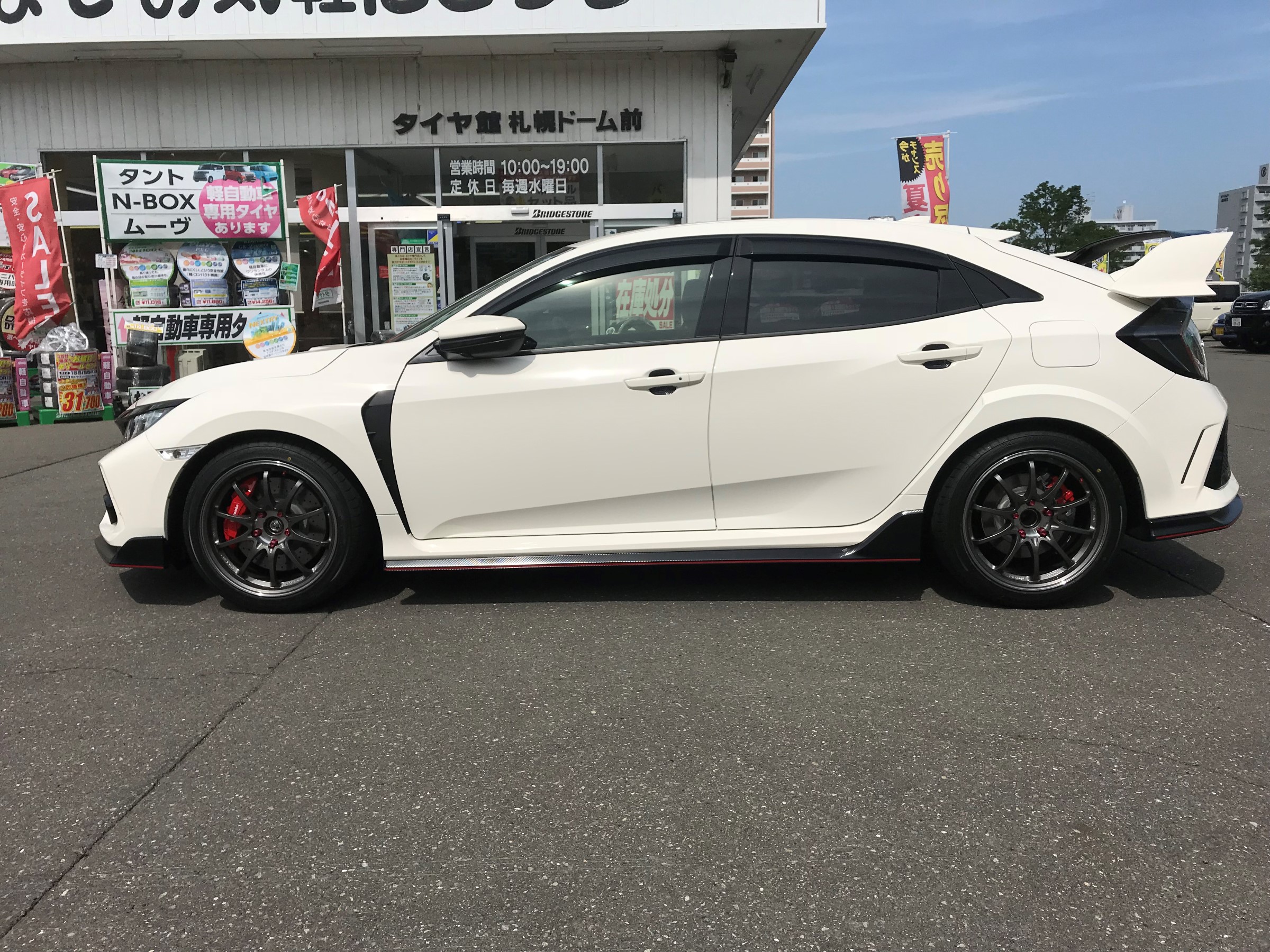 新型シビック タイプｒに ｒａｙｓ ｃｅ２８ｓｌ装着 スタッフ日記 タイヤ館 札幌ドーム前 タイヤからはじまる トータルカーメンテナンス タイヤ館グループ