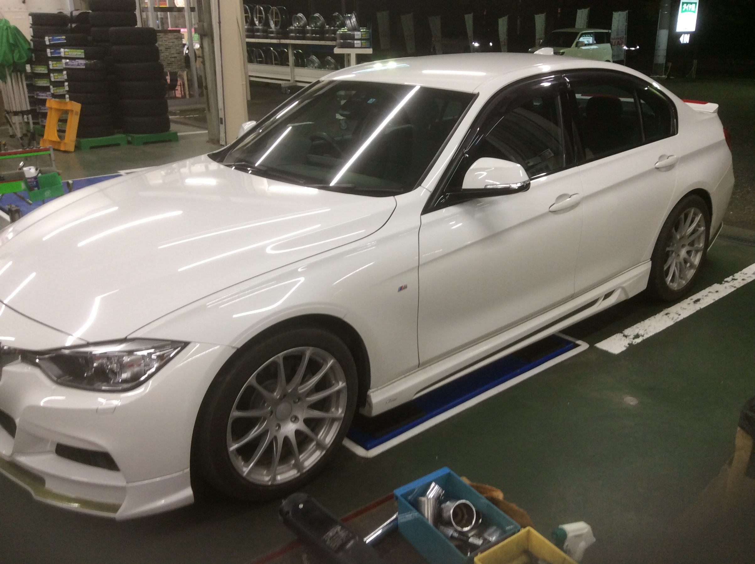 Bmw F30 3 パンクチェックです Bmw 3シリーズ 総和店こだわり作業 タイヤ館 総和 茨城県のタイヤ カー用品ショップ タイヤからはじまる トータルカーメンテナンス タイヤ館グループ