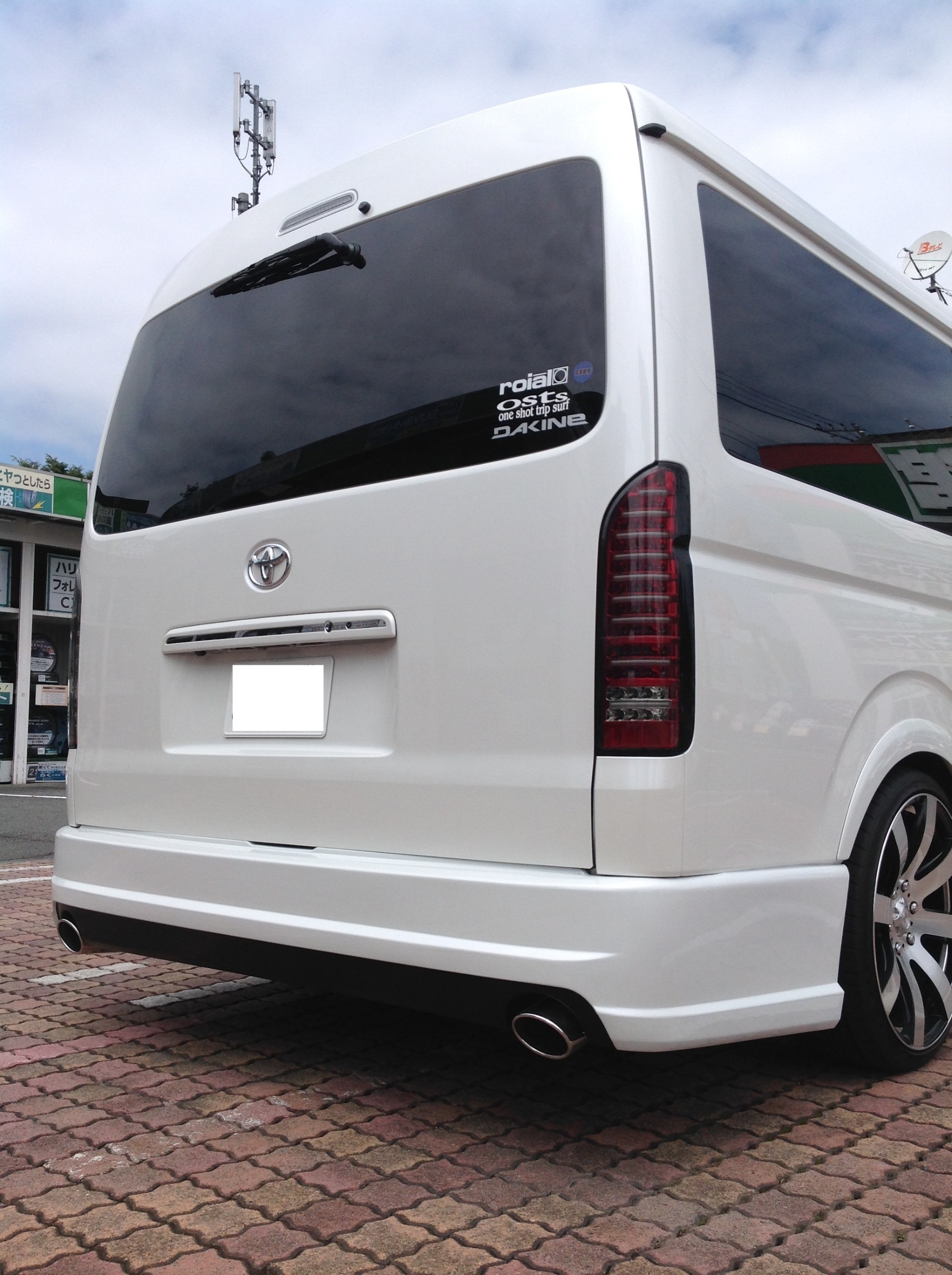 ハイエース リアバンパー交換 | トヨタ ハイエースワゴン | スタッフ