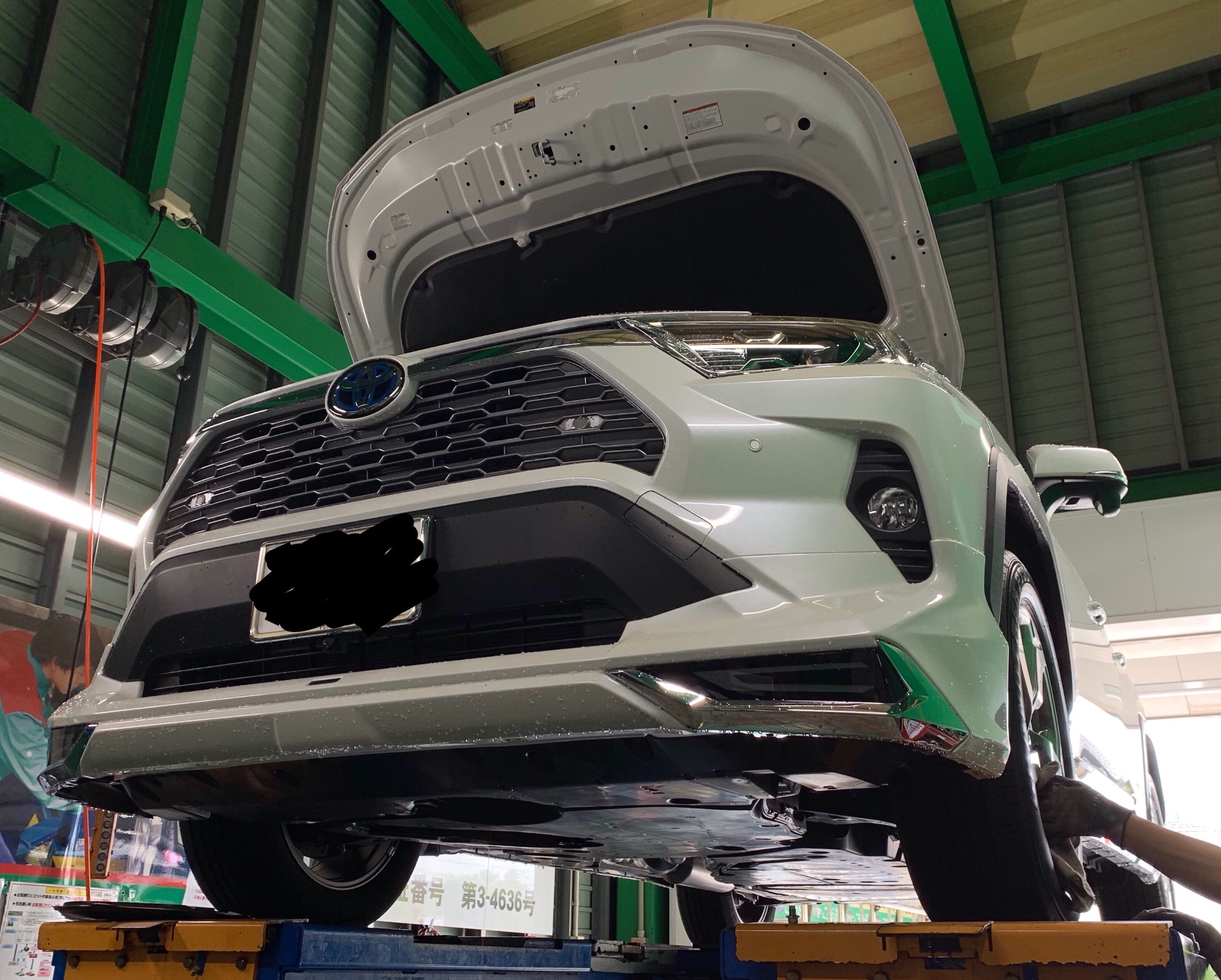 新型rav4のオイル交換 トヨタ Rav4 サービス事例 タイヤ館 勝田台 千葉県のタイヤ カー用品ショップ タイヤからはじまる トータルカーメンテナンス タイヤ館グループ