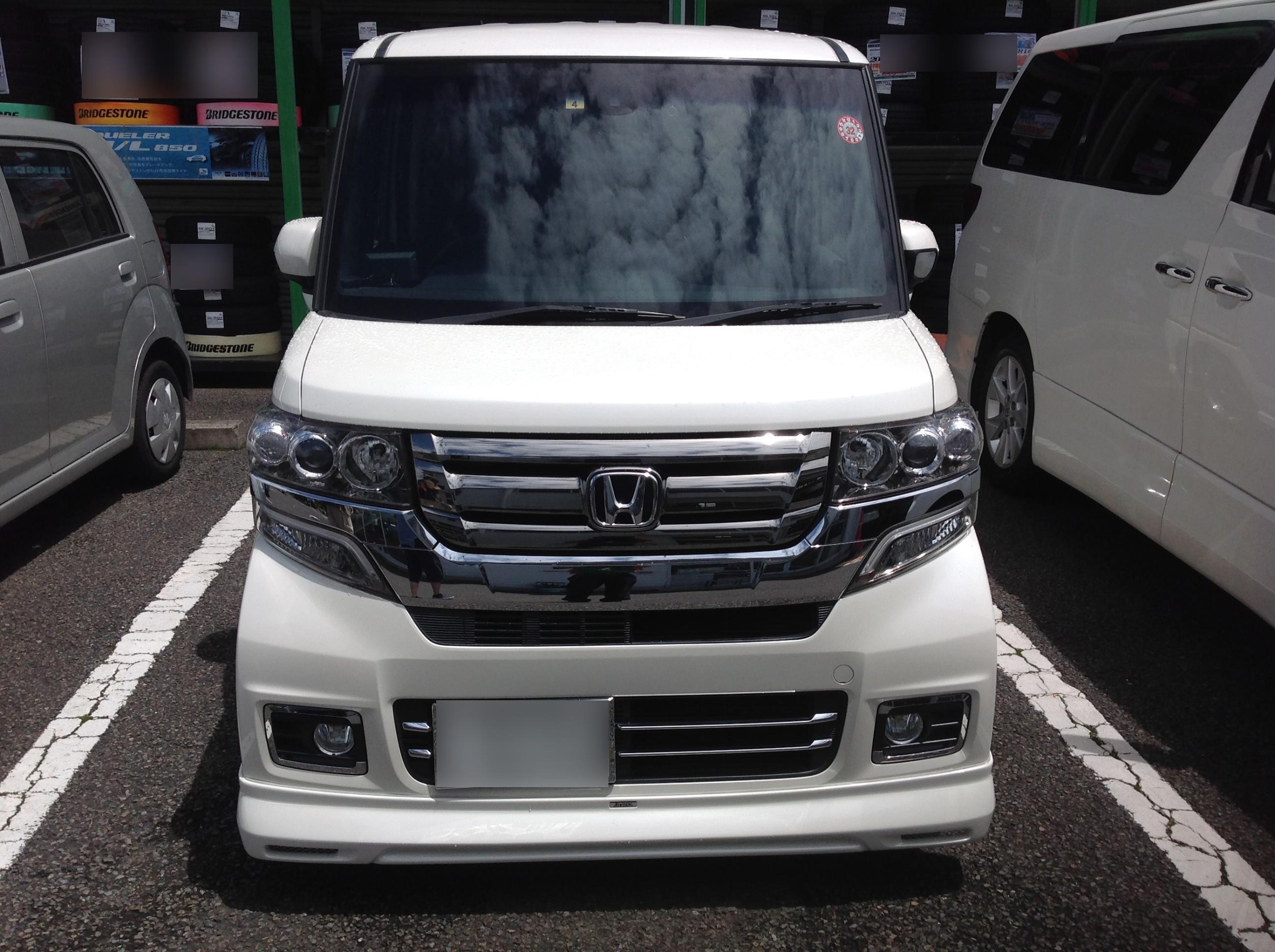 N Boxカスタム シルクブレイズ ハーフスポイラーのお取付け ホンダ N Boxカスタム サービス事例 タイヤ館 成瀬 タイヤからはじまる トータルカーメンテナンス タイヤ館グループ