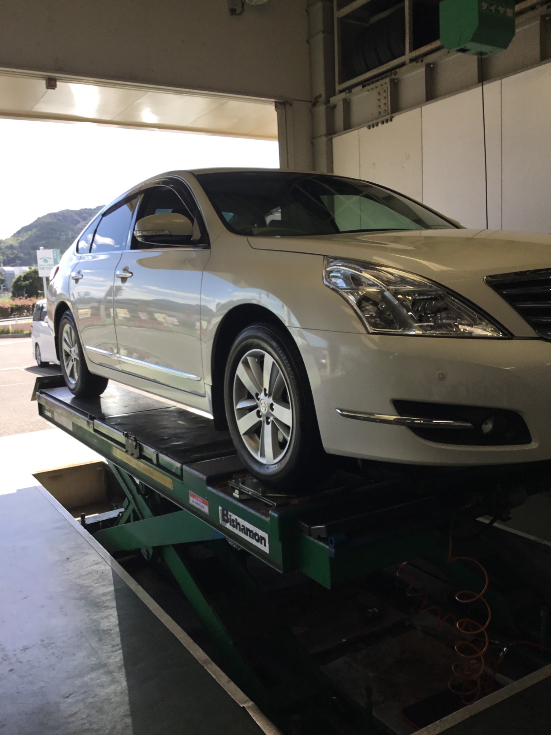 日産ティアナ タイヤ交換 サービス事例 タイヤ館 宗像 タイヤからはじまる トータルカーメンテナンス タイヤ館グループ