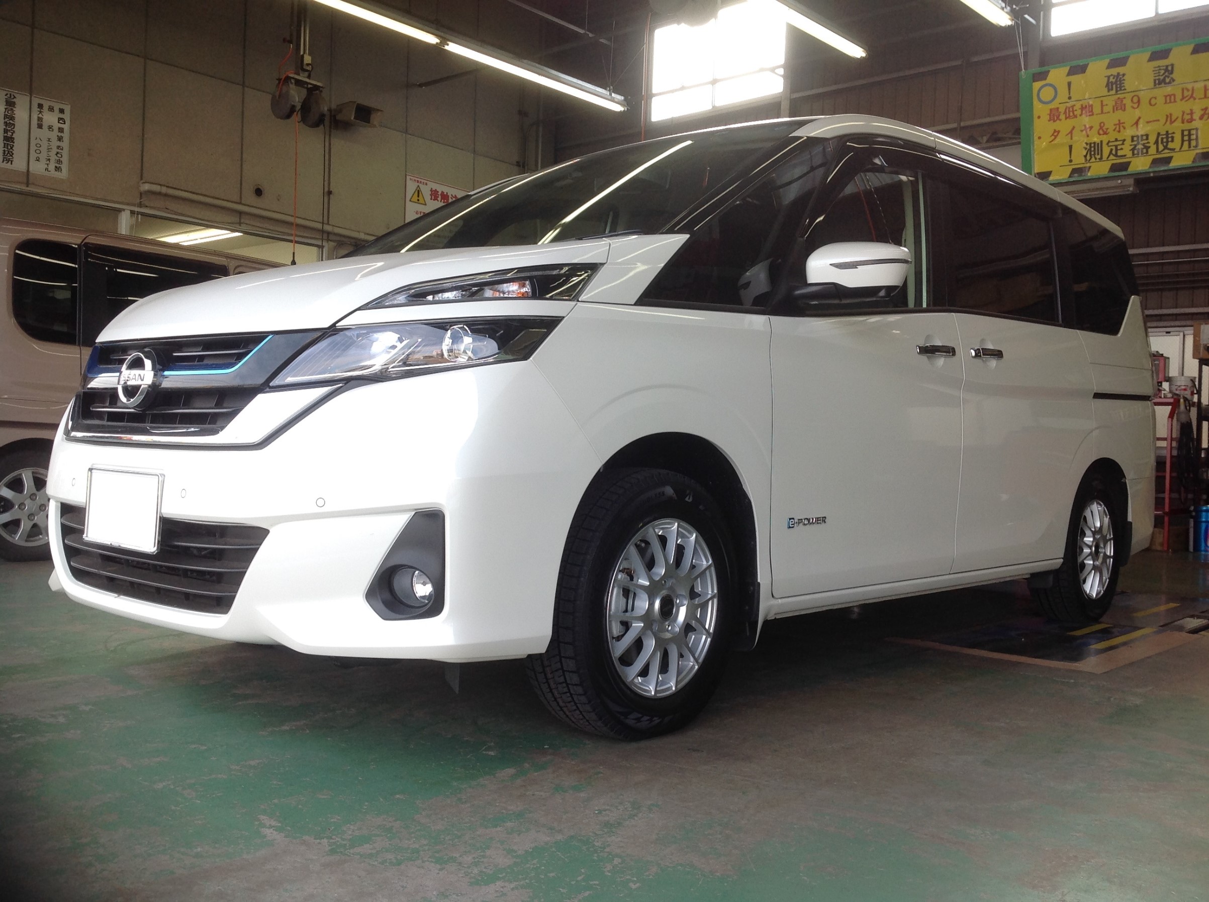 日産・セレナ】スタッドレスタイヤ&アルミホイル装着 | 店舗お 日産・セレナ】スタッドレスタイヤ&アルミホイル装着 | 店舗お