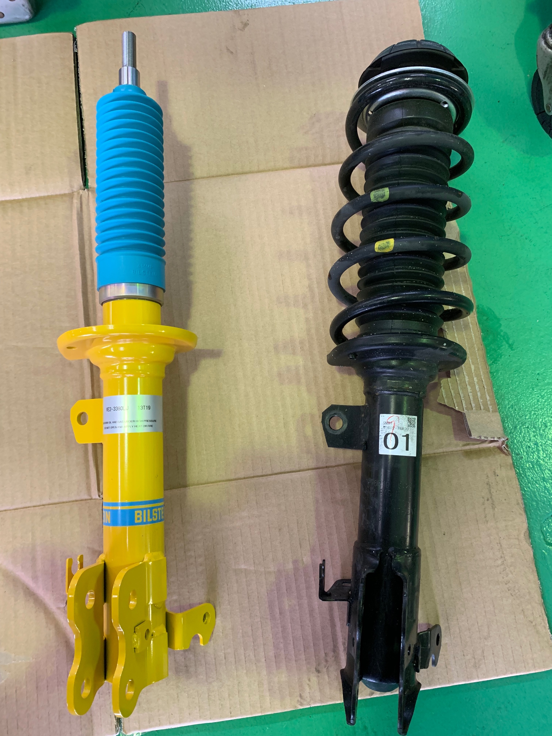 XBEE(2WD)にビルシュタイン | スズキ クロスビー その他 パーツ取付