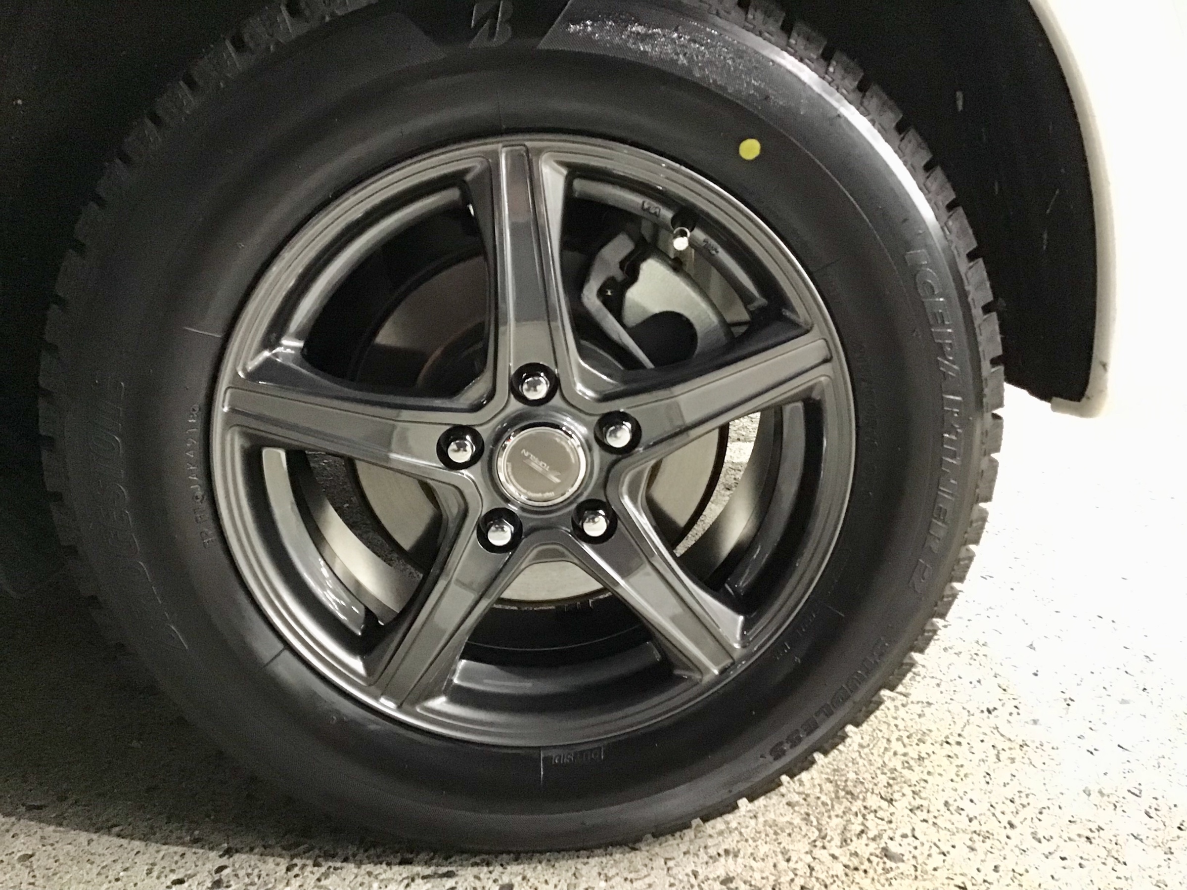ヴェゼルにスタッドレスタイヤ取付 | ホンダ ヴェゼルハイブリッド 