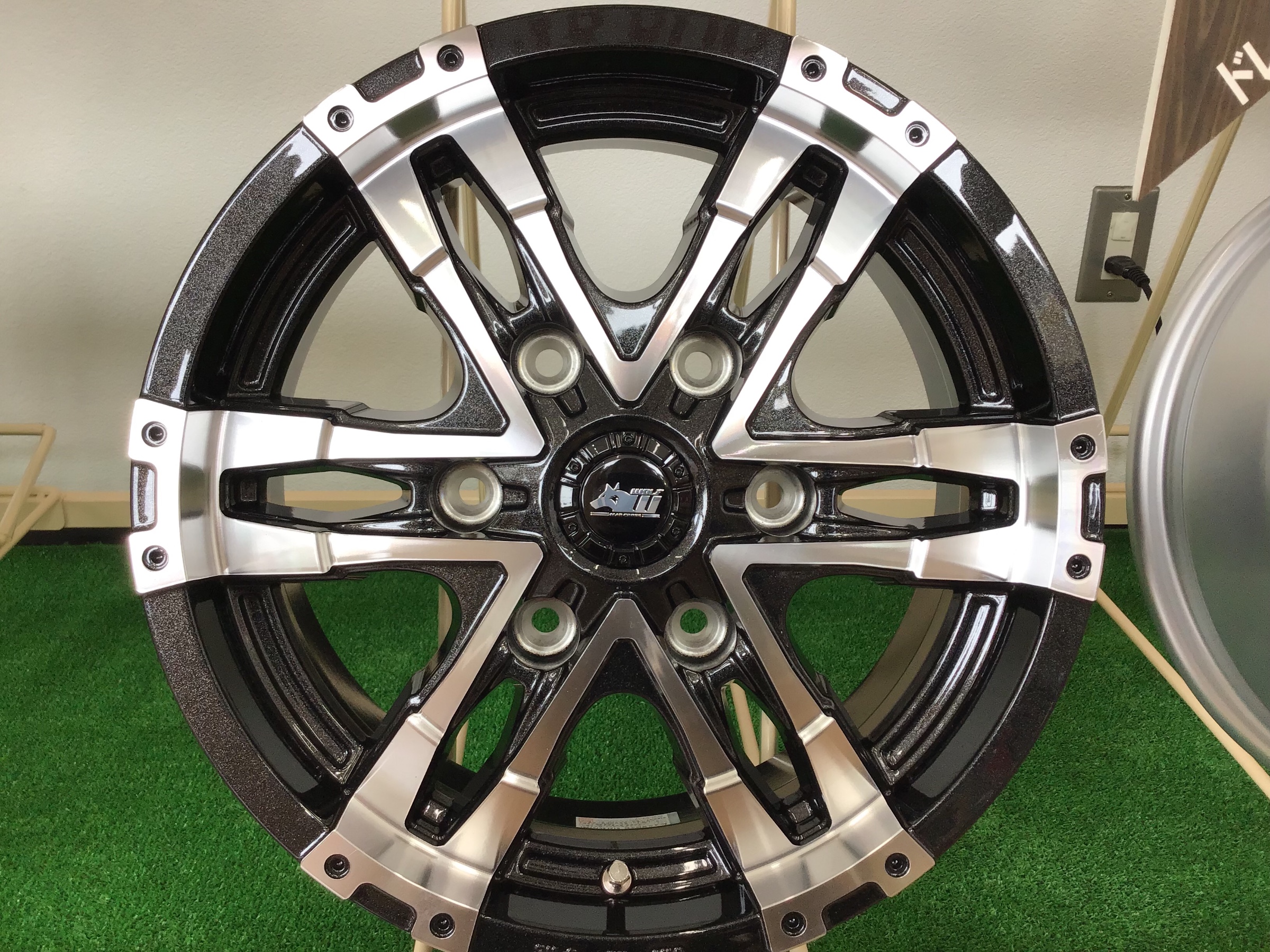 Newホイール Mad Cross Wolf 入荷致しました トヨタ ハイエース ホイール タイヤ ホイール関連 タイヤ ホイール交換 スタッフ日記 タイヤ館 こしがや タイヤからはじまる トータルカーメンテナンス タイヤ館グループ