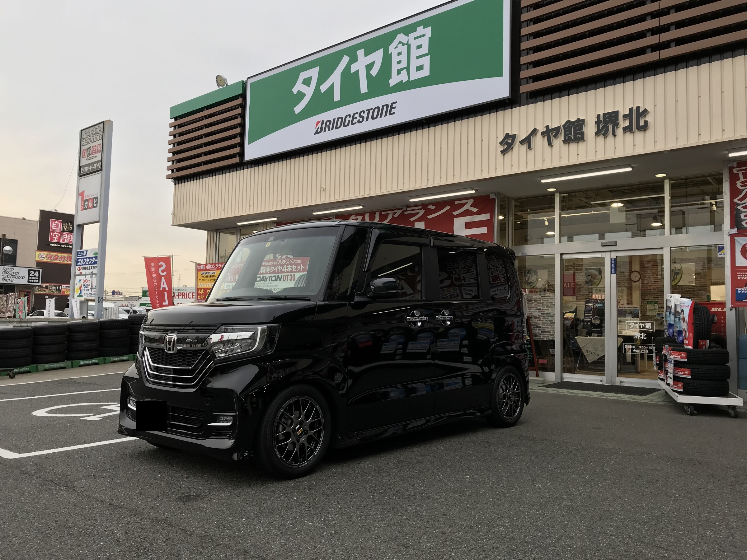 大人気の軽自動車 ホンダ N Box カスタム を s でホイールカスタマイズ ホンダ N Boxカスタム ホイール タイヤ ホイール関連 タイヤ ホイール交換 スタッフ日記 タイヤ館 堺北 大阪府 和歌山県のタイヤからはじまる トータルカーメンテナンス