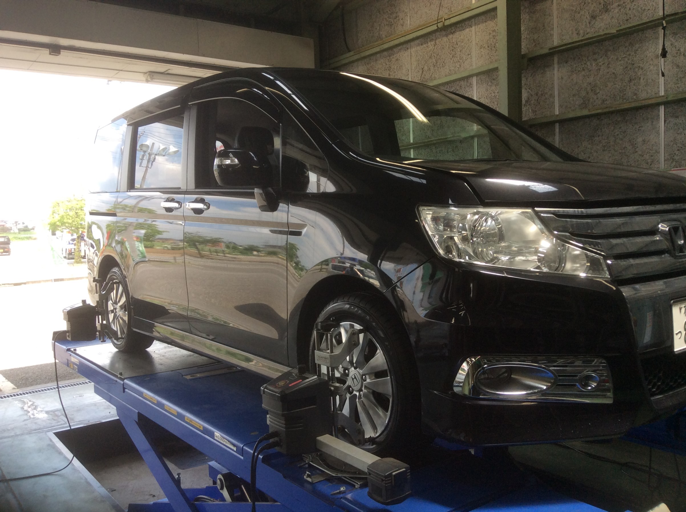 ホンダ ステップワゴン Rkシリーズ タイヤ交換 アライメント調整です ホンダ ステップワゴン 総和店こだわり作業 タイヤ館 総和 茨城県のタイヤ カー用品ショップ タイヤからはじまる トータルカーメンテナンス タイヤ館グループ