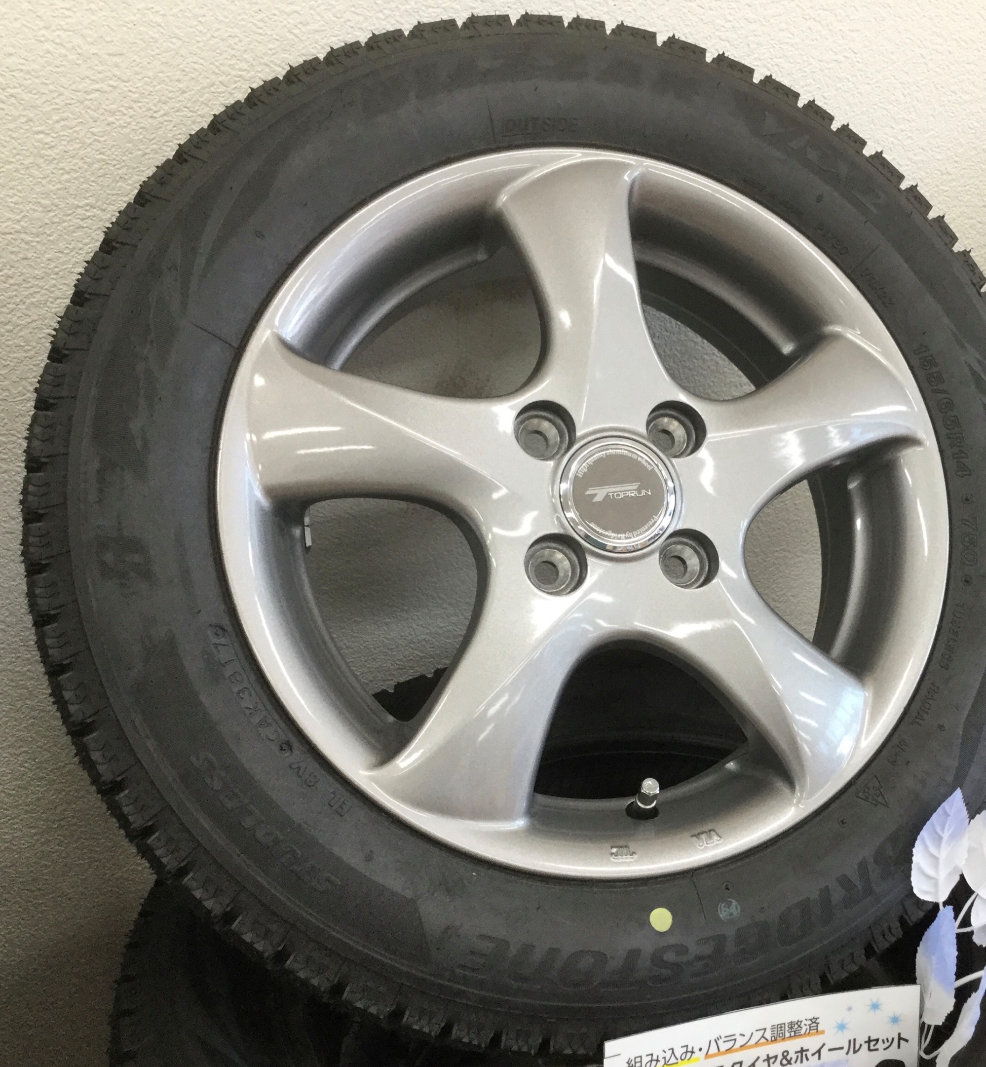スタッドレスタイヤはホイールとセットで購入した方がいいワケとは
