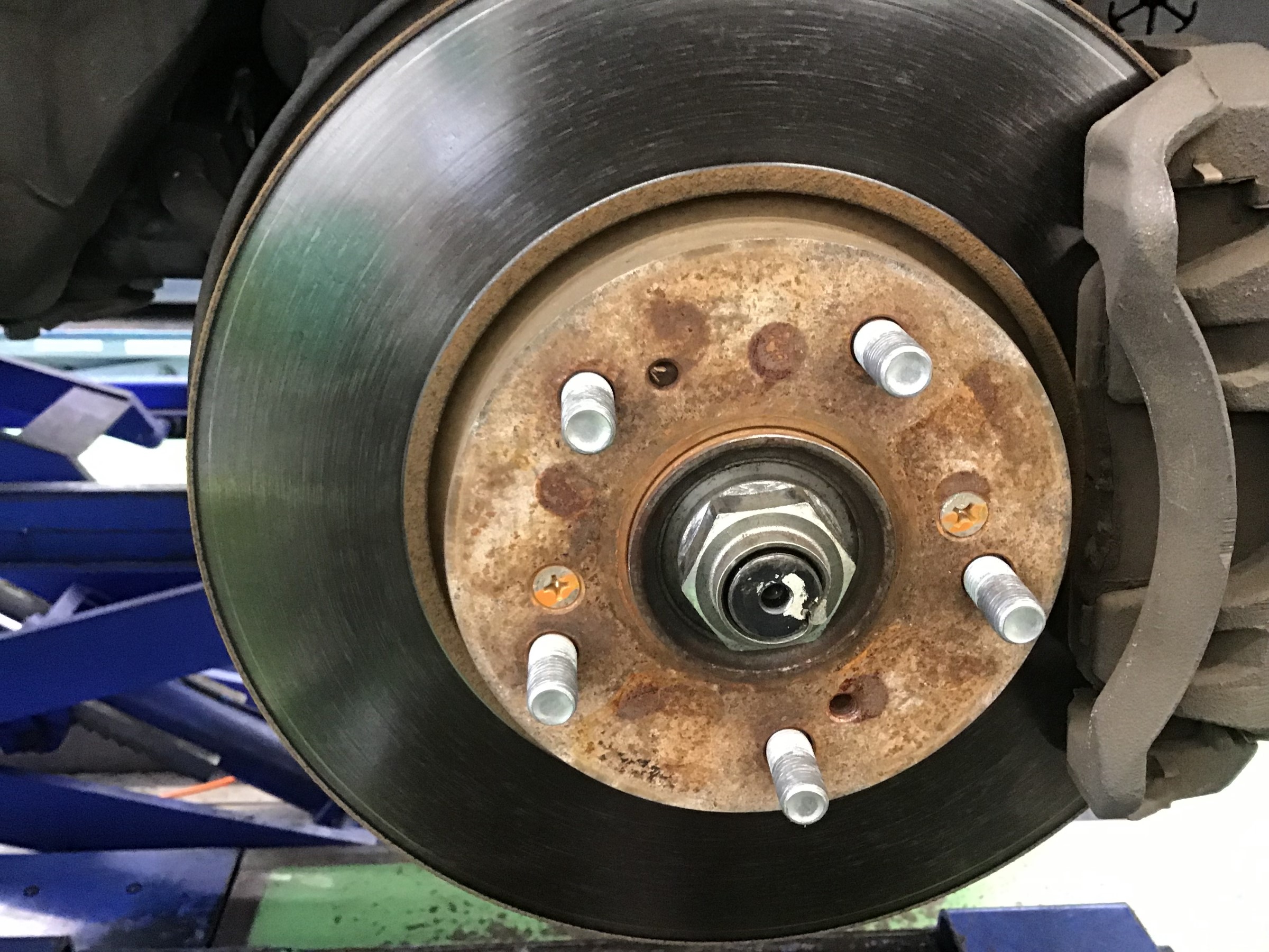 ホンダ オデッセイ ハブ マフラー防錆コーティング ホンダ オデッセイ サービス事例 タイヤ館 取手 茨城県のタイヤ カー用品ショップ タイヤからはじまる トータルカーメンテナンス タイヤ館グループ