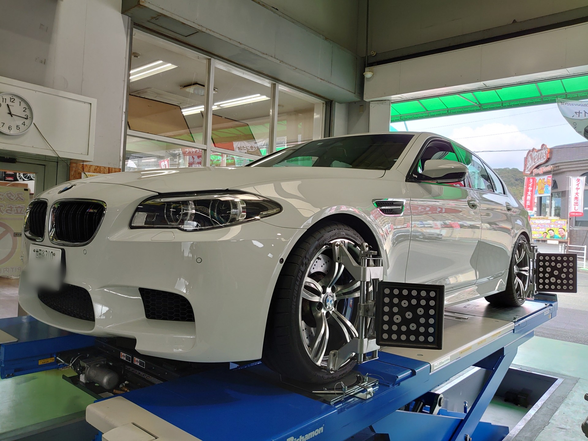 Bmw F10 M5 アライメント調整しました Bmw M5 その他 タイヤ ホイール関連 4輪トータルアライメント調整 技術サービス施工事例 タイヤ館 福岡東 タイヤからはじまる トータルカーメンテナンス タイヤ館グループ