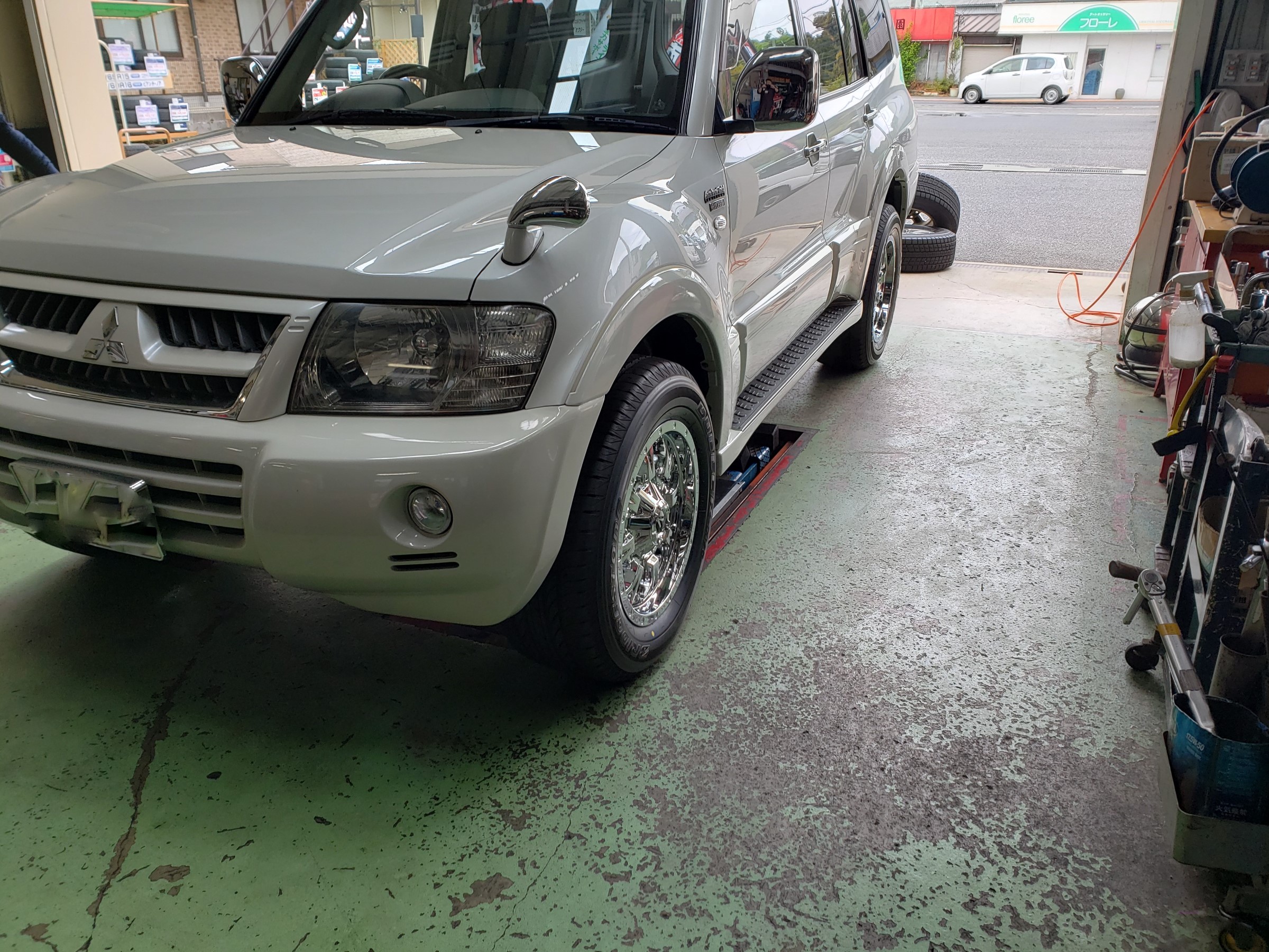 三菱パジェロ純正ホイール V80/90系 18インチアルミホイール MAD CROSS