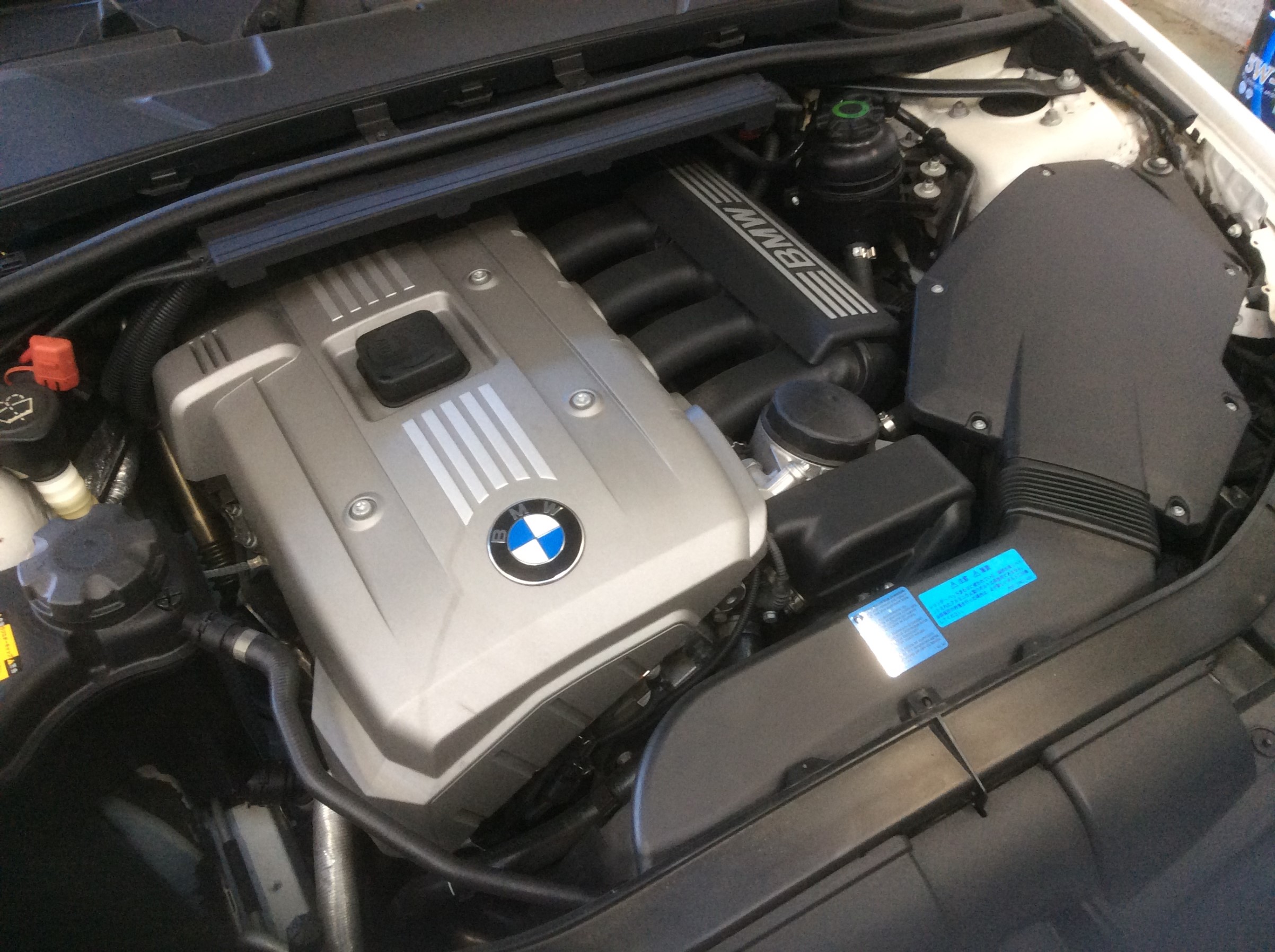 BMW： E90 325I オイル交換作業です！！ | BMW 3シリーズ | 総和店こだわり作業 | タイヤ館 総和 |  茨城県のタイヤ、カー用品ショップ タイヤからはじまる、トータルカーメンテナンス タイヤ館グループ