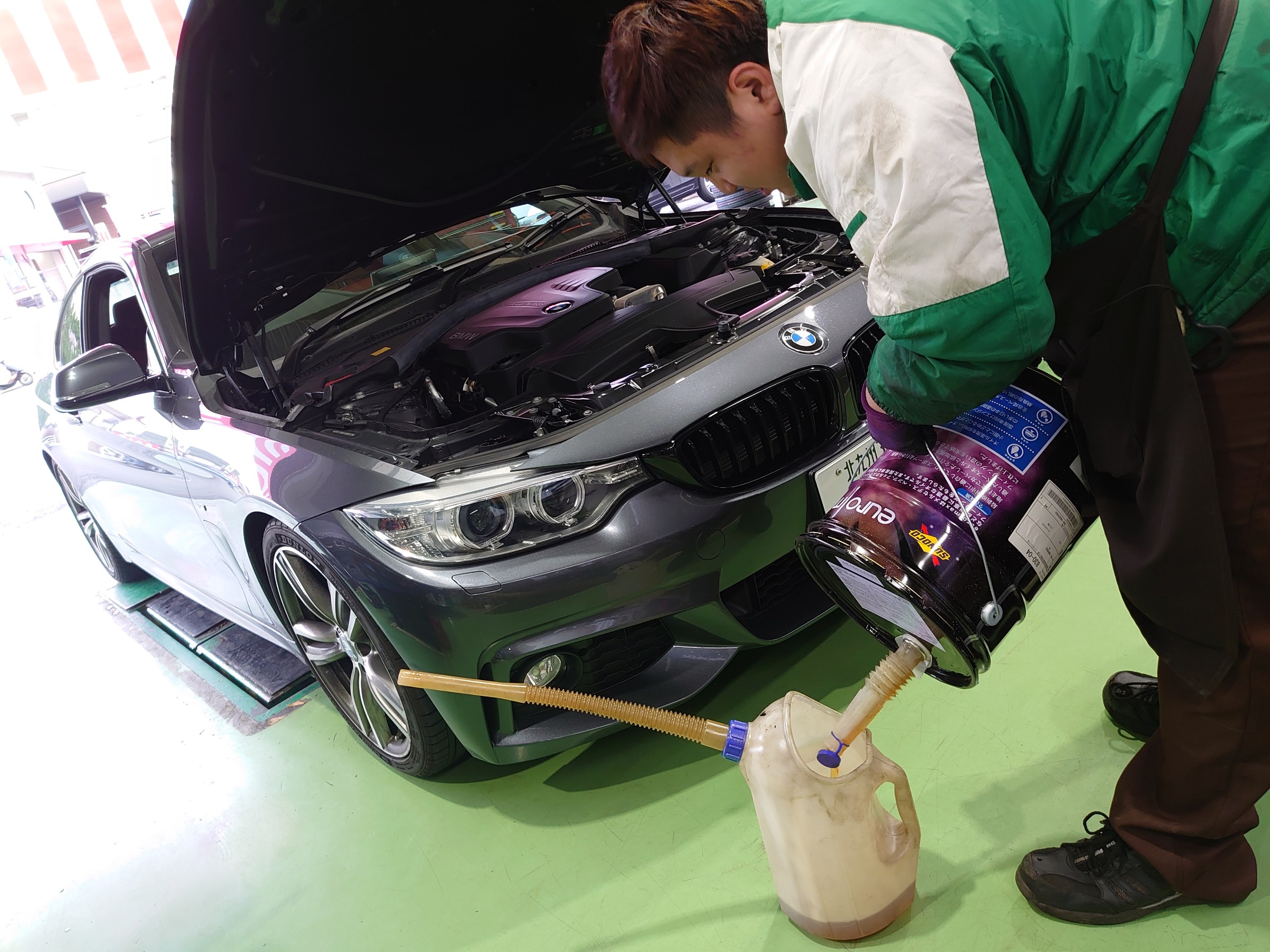 BMW F32 420 Mスポーツ の エンジンオイル交換しました♪ | BMW 4シリーズ メンテナンス商品 オイル関連 > エンジンオイル交換 |  技術サービス施工事例 | タイヤ館 福岡東 | タイヤからはじまる、トータルカーメンテナンス タイヤ館グループ