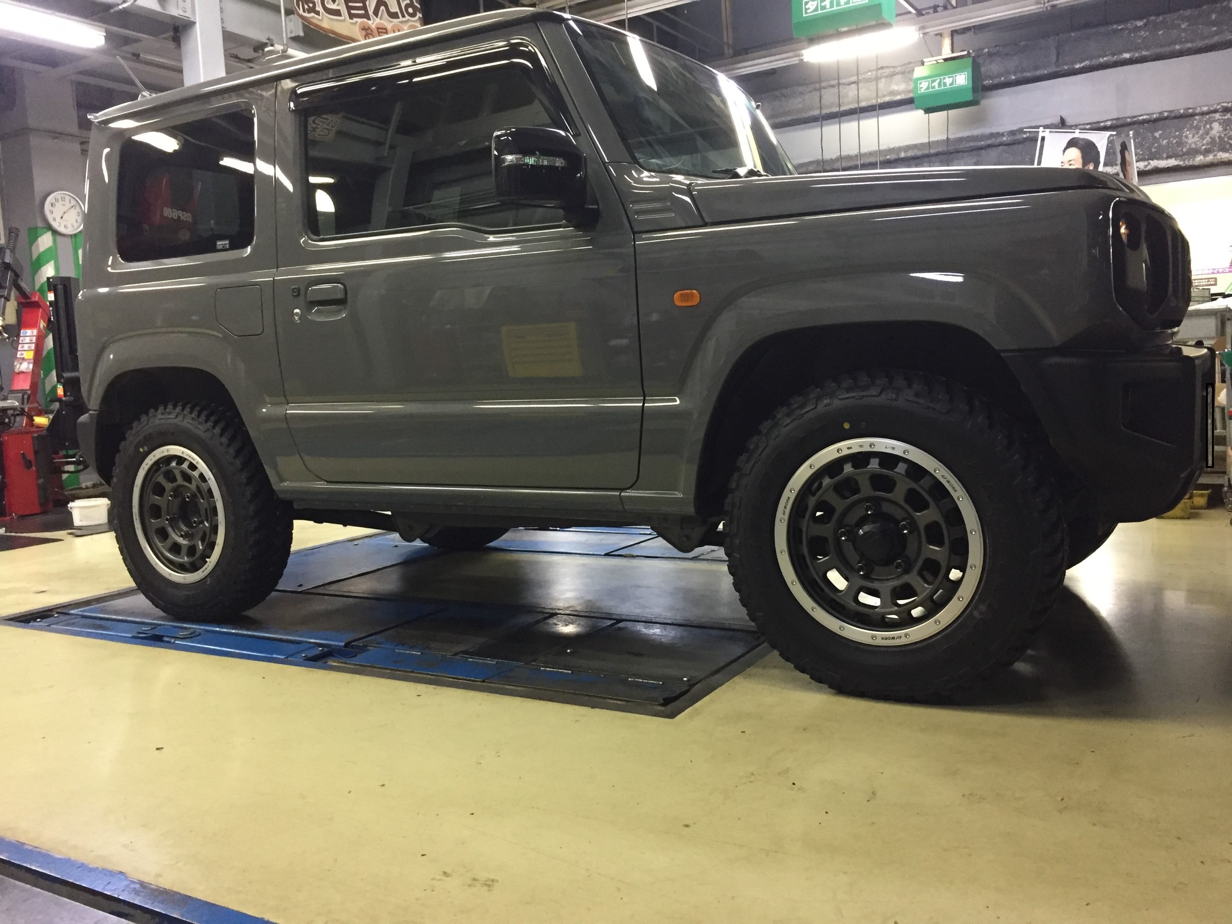 ジムニー Jb64 ホイールセット取り付け 後編 スズキ ジムニー ホイール タイヤ ホイール関連 タイヤ ホイール交換 スタッフ日記 タイヤ館 府中 東京都のタイヤ カー用品ショップ タイヤからはじまる トータルカーメンテナンス タイヤ館グループ