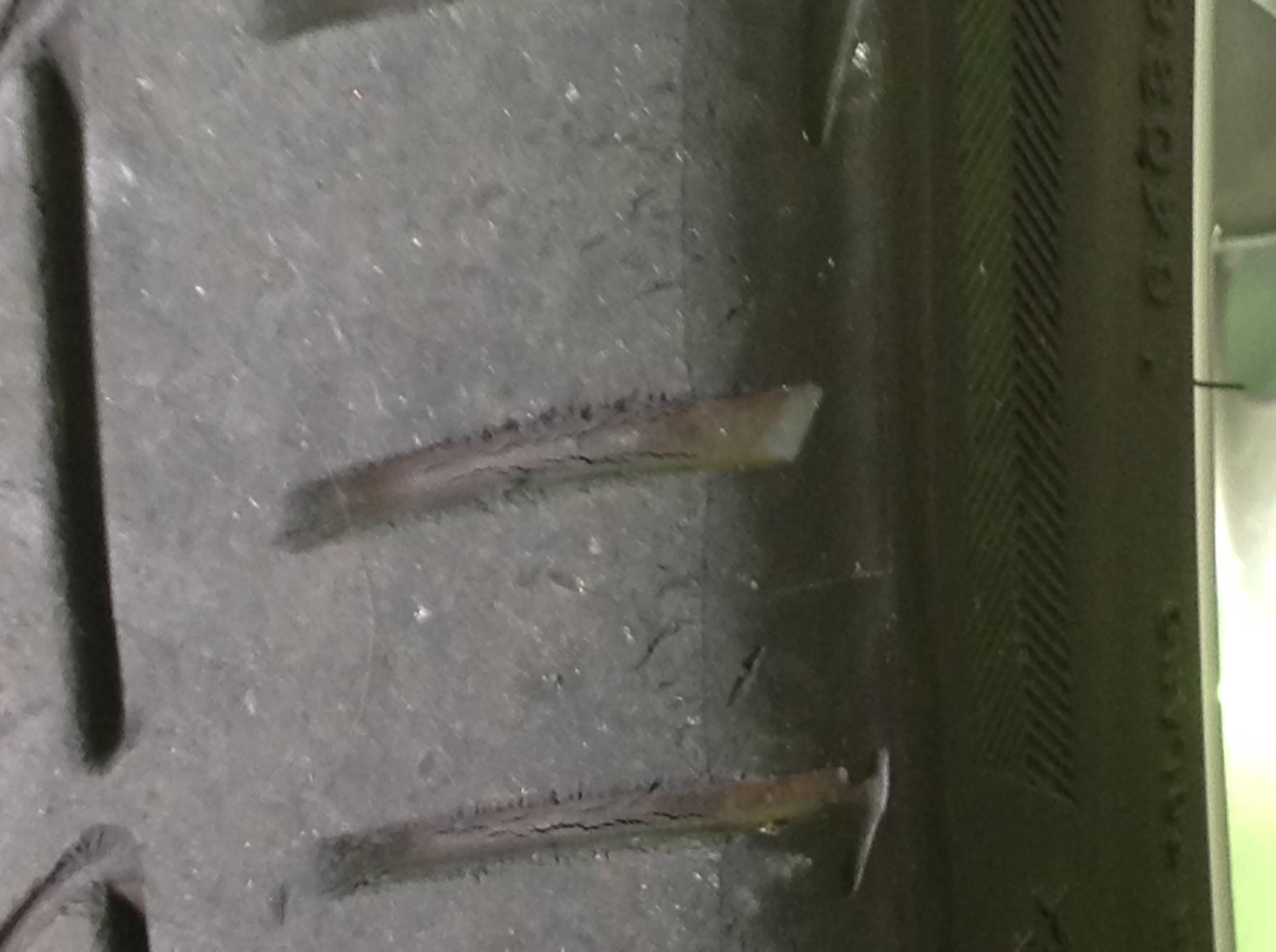 溝の中のヒビ