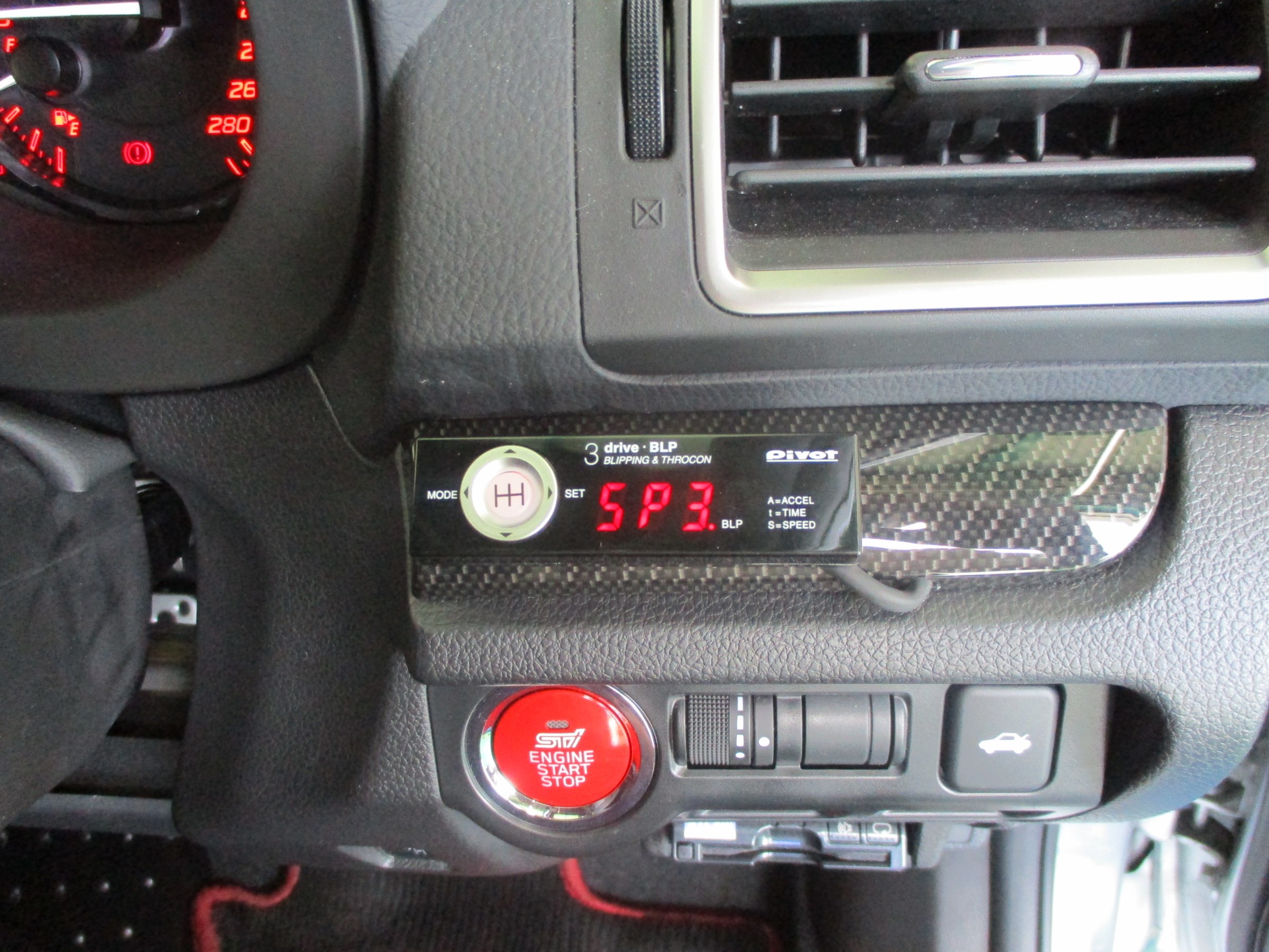 スバル WRX STIにスロコンお取付け！！ | スタッフ日記 | タイヤ館