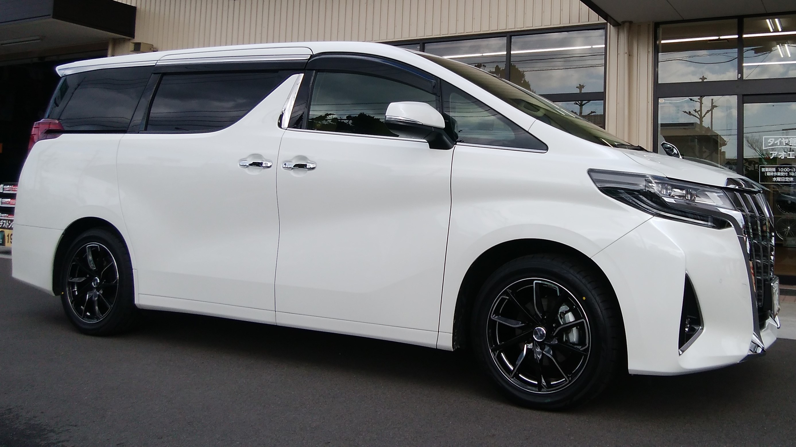 アルファード：タイヤ＆ホイール取り付け トヨタ アルファード ホイール タイヤ・ホイール関連 > タイヤ・ホイール交換 サービス事例 タイヤ館 アオエ タイヤからはじまる