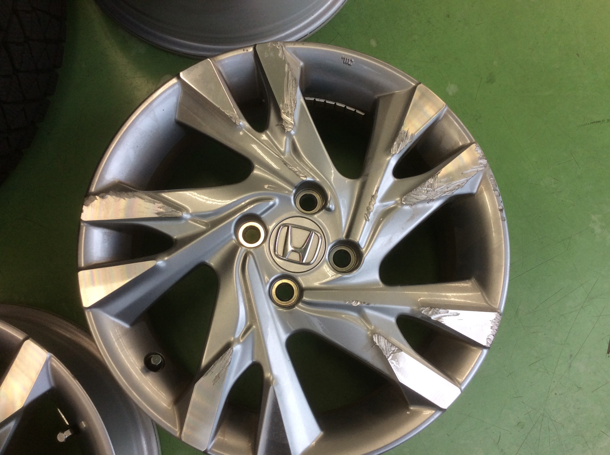 ホンダ シャトル Gp7 アルミホイール交換です ホンダ シャトル ホイール タイヤ ホイール関連 タイヤ ホイール交換 サービス事例 タイヤ館 土浦北インター 茨城県のタイヤ カー用品ショップ タイヤからはじまる トータルカーメンテナンス タイヤ館