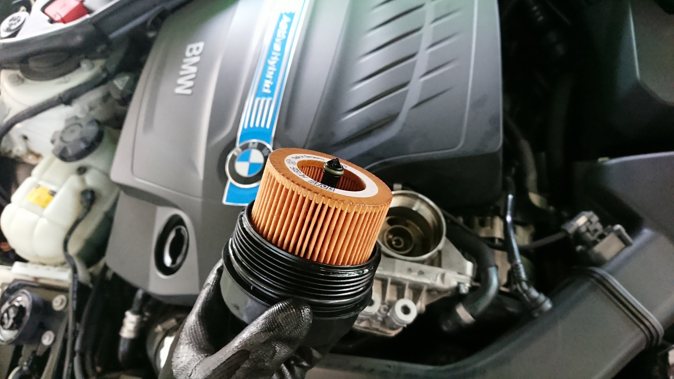 Bmw アクティブハイブリッド3 のエンジン オイル交換しました Bmw 3シリーズ メンテナンス商品 オイル関連 エンジンオイル交換 技術サービス施工事例 タイヤ館 福岡東 タイヤからはじまる トータルカーメンテナンス タイヤ館グループ