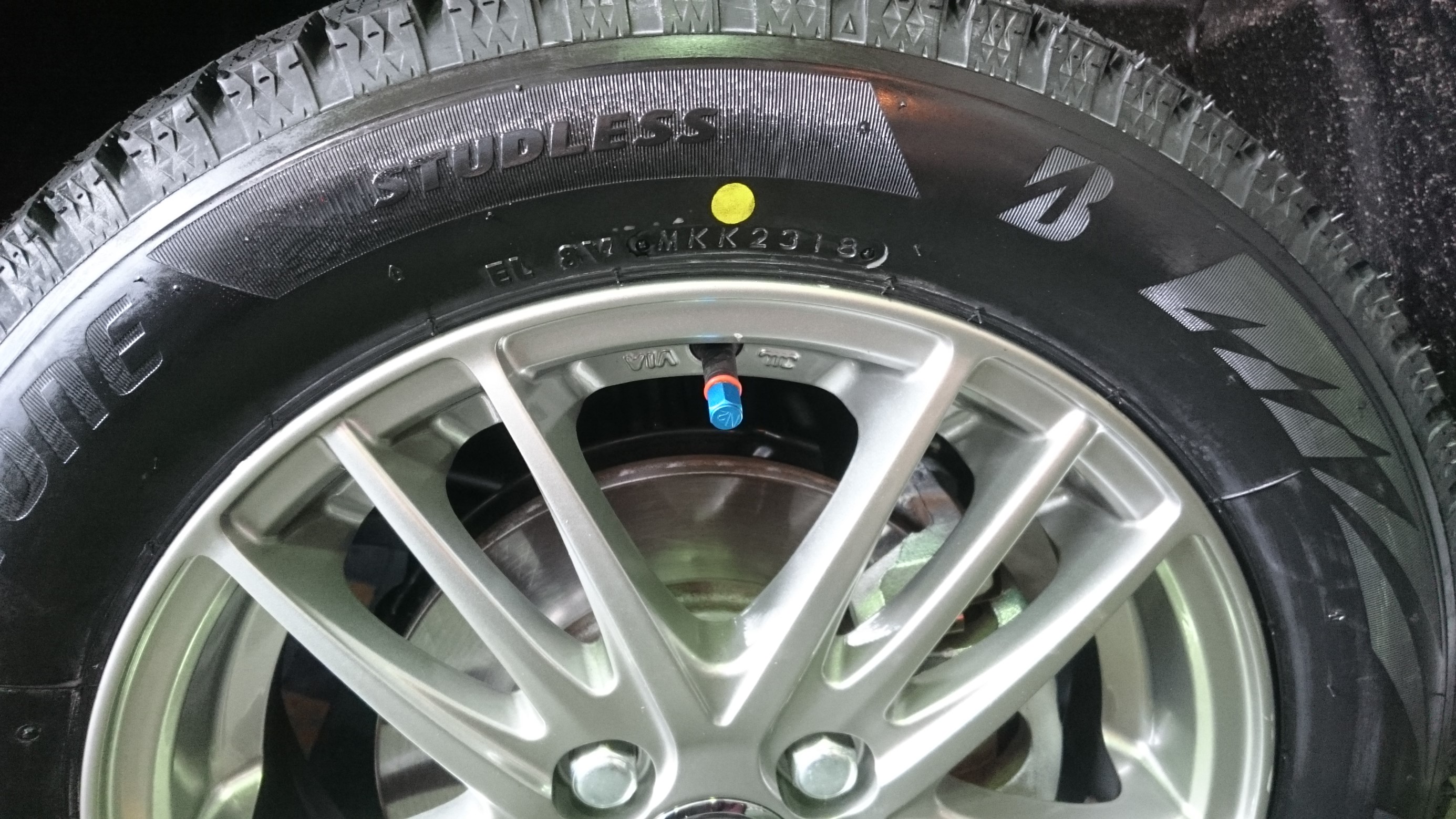 Tpmsが大活躍 寒い冬は タイヤの空気圧が低下しやすいですよ ダイハツ タント タイヤ タイヤ ホイール関連 Tpms 空気圧モニタリングシステム 取付 サービス事例 タイヤ館 秋田 秋田県のタイヤ カー用品ショップ タイヤからはじまる トータルカー