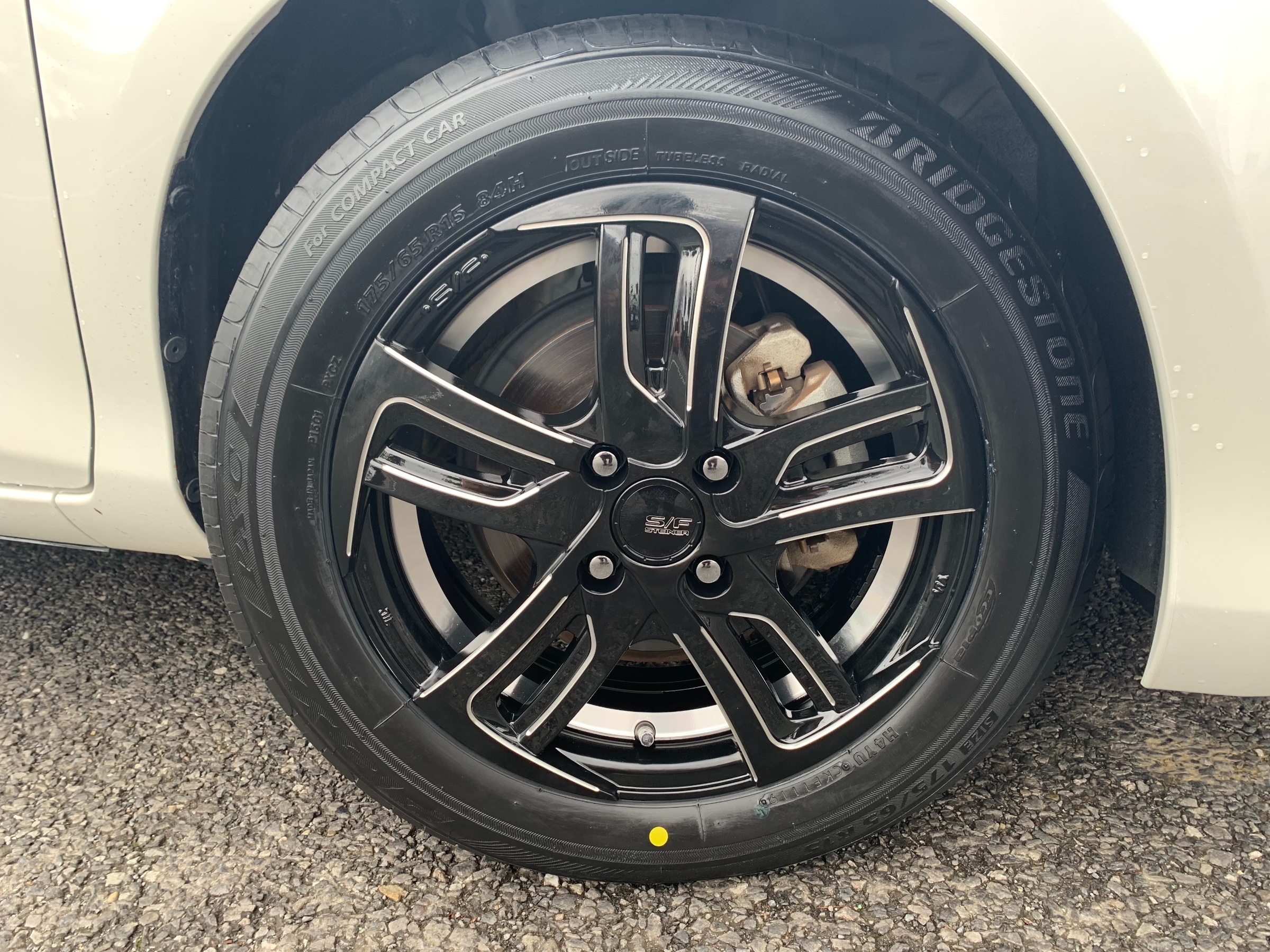 トヨタ NSP130 ヴィッツ】タイヤホイール交換です トヨタ ヴィッツ タイヤ タイヤ・ホイール関連 タイヤ・ホイール交換 サービス事例  タイヤ館 阿見 茨城県のタイヤ、カー用品ショップ タイヤからはじまる、トータルカーメンテナンス タイヤ館グループ