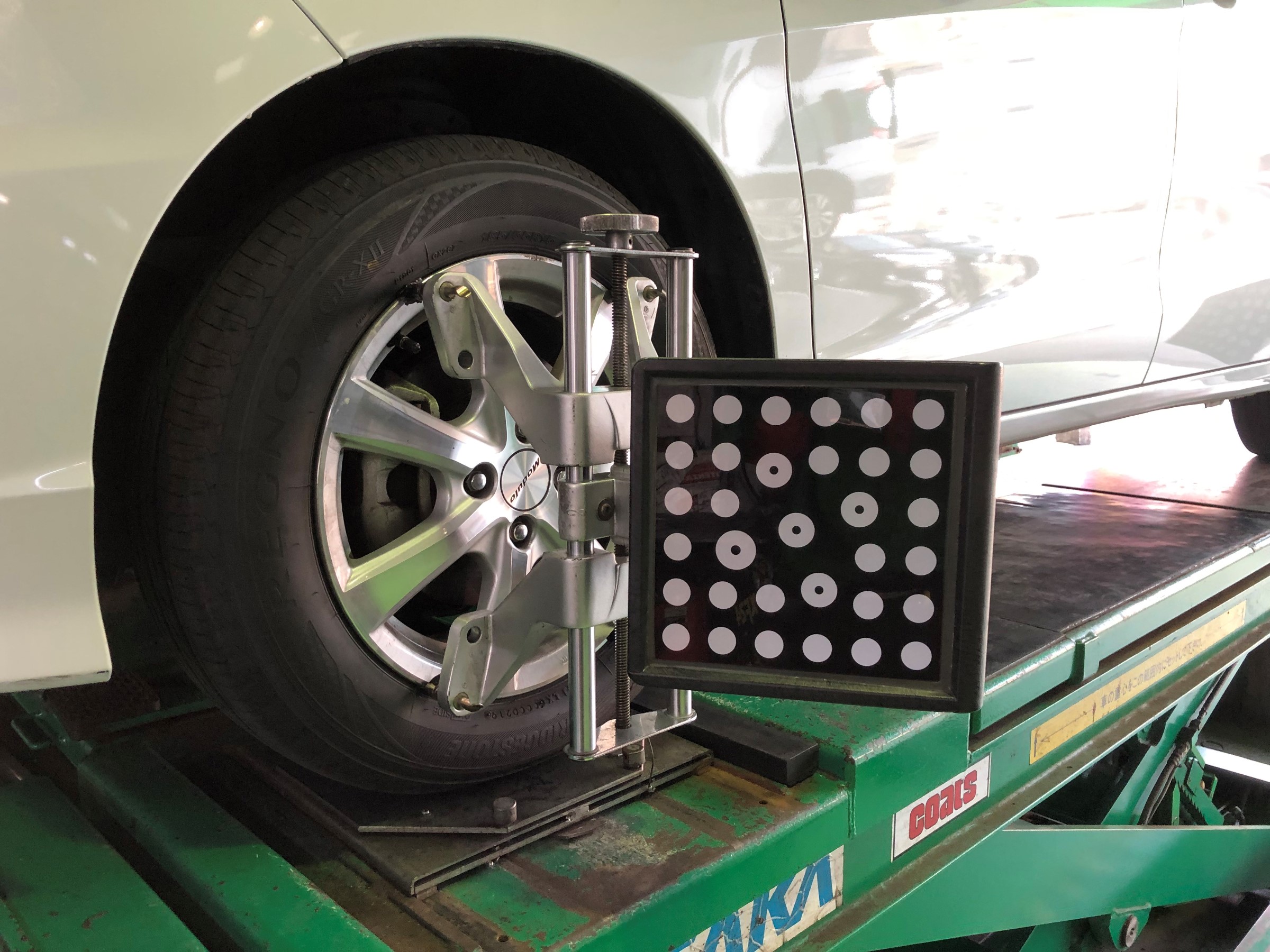 もし 縁石に乗り上げたら ホンダ フリードスパイク その他 タイヤ ホイール関連 アライメント作業は予約制です 技術サービス施工事例 タイヤ館 福岡東 タイヤからはじまる トータルカーメンテナンス タイヤ館グループ