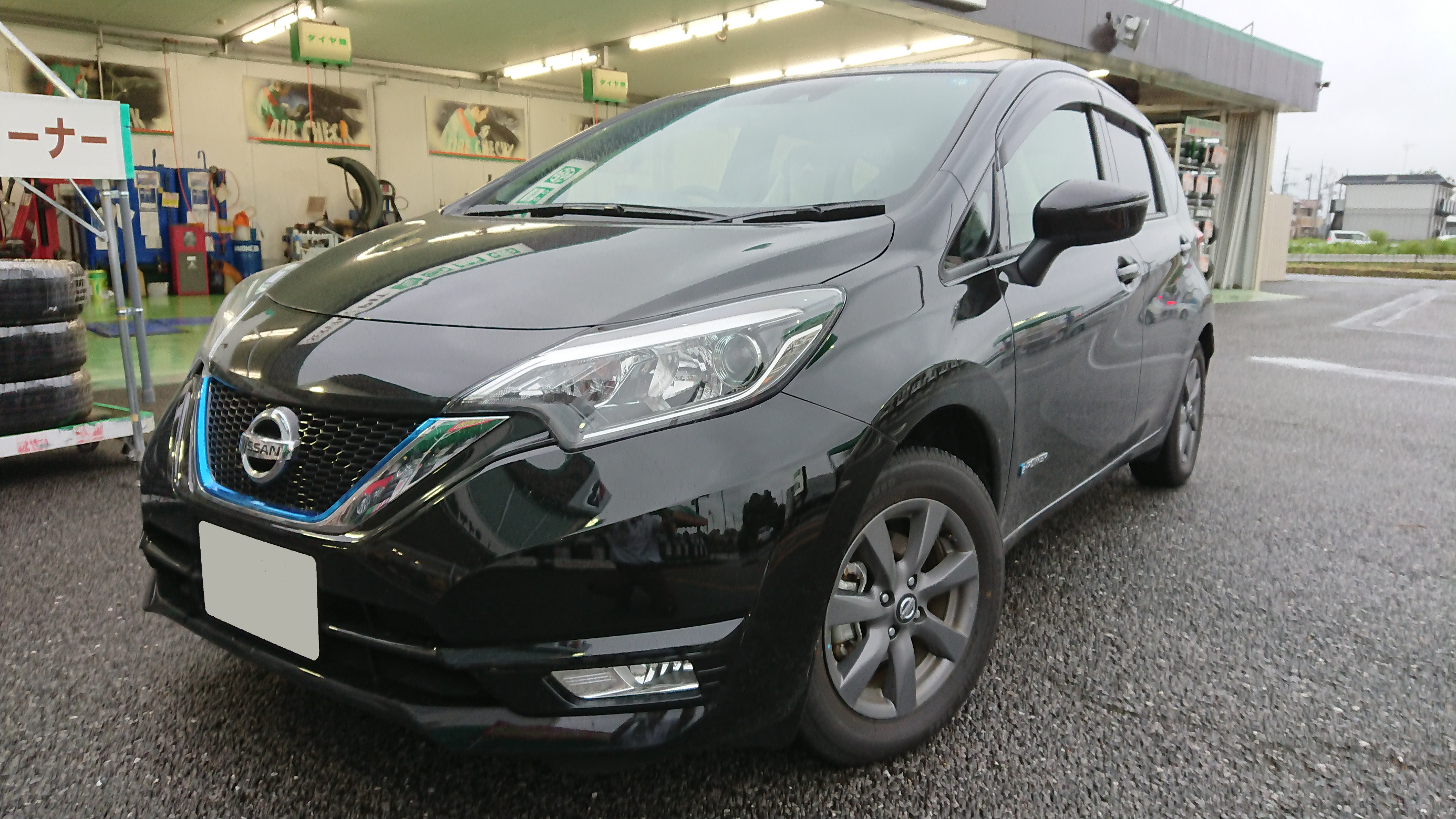 日産 ノートeパワー He12 シート交換です 日産 ノートe Power その他 パーツ取付 各種用品取付 サービス事例 タイヤ館 土浦北インター 茨城県のタイヤ カー用品ショップ タイヤからはじまる トータルカーメンテナンス タイヤ館グループ