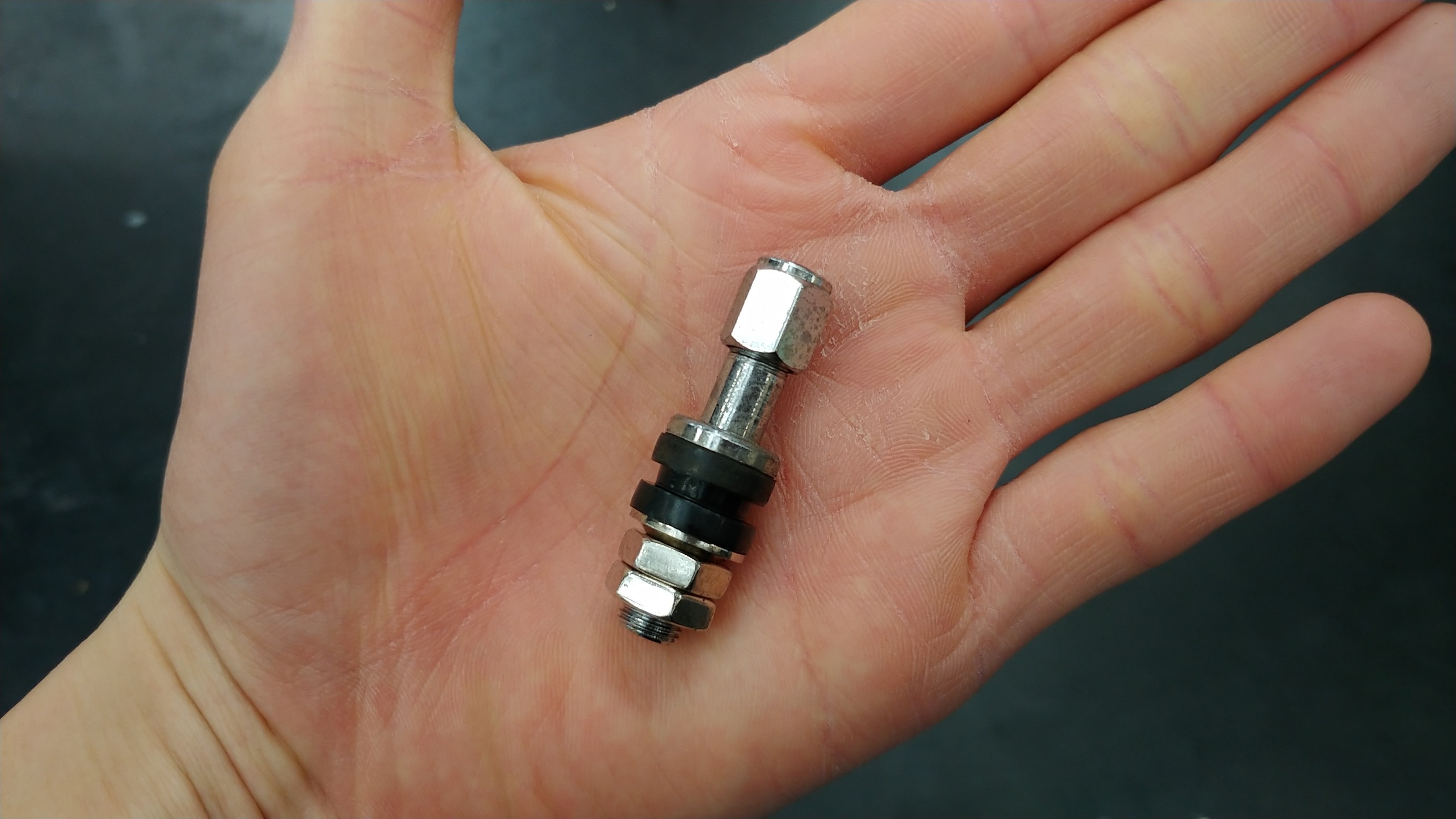レクサス IS 空気圧センサー取付け！ | レクサス IS タイヤ タイヤ・ホイール関連 > TPMS（タイヤ空気圧管理システム） |  ☆スタッフブログ☆ | タイヤ館 松江南 | タイヤからはじまる、トータルカーメンテナンス タイヤ館グループ
