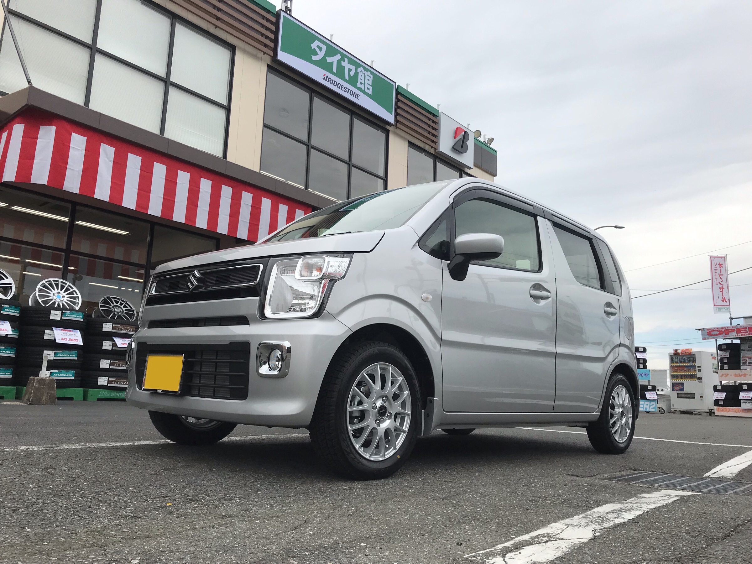 ワゴンRにスタッドレスタイヤお取り付け♫ | スズキ ワゴンR タイヤ